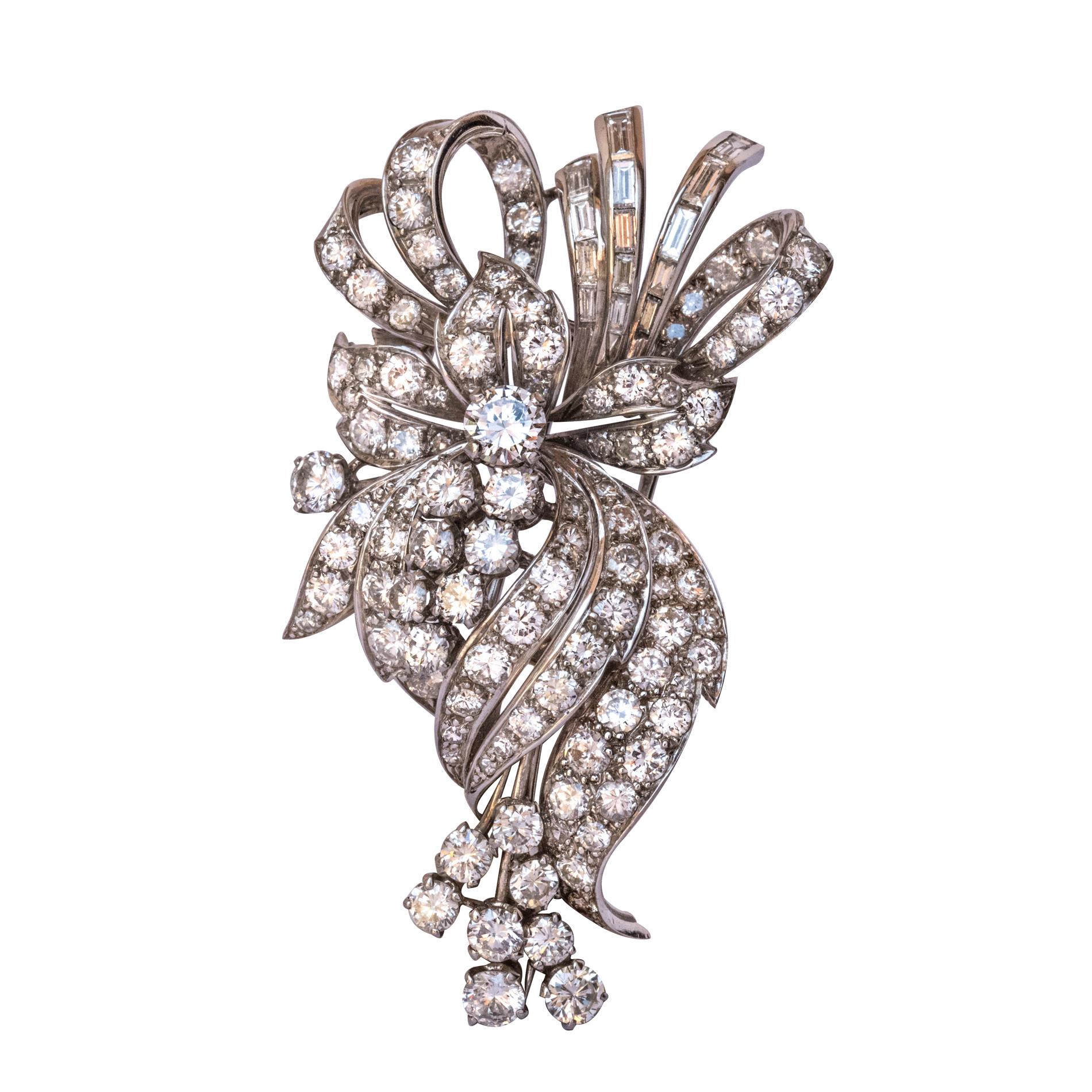 1950s French 7.5 Carats Baguette and Brilliant Cut Diamonds Gold Brooch For Sale