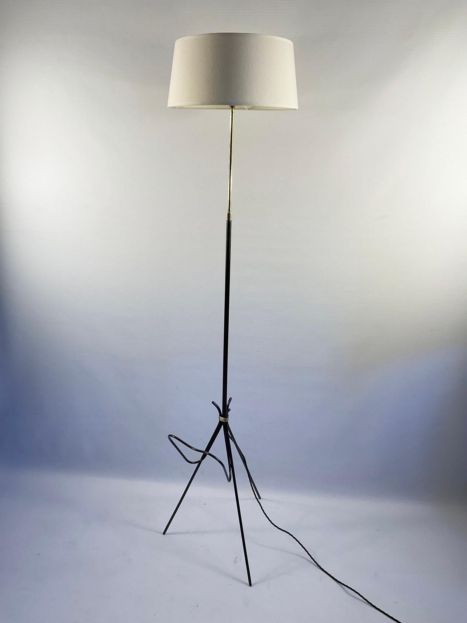 Adjustable iron and brass floor lamp with magazine rack from the 1950s
Extendable from 155 cm to 190 cm