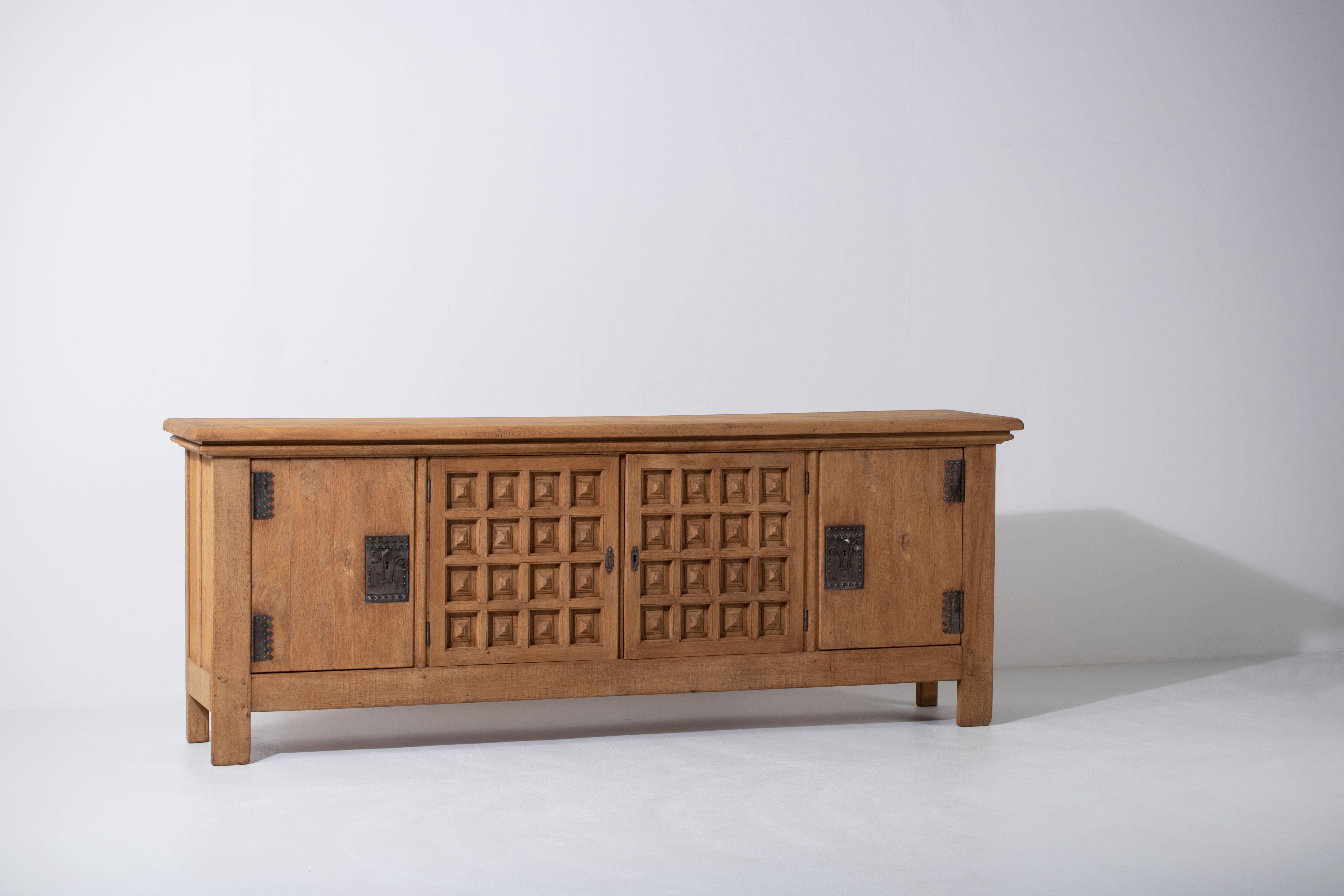 Presenting an impressive solid oak sideboard, hailing from the 1950s and echoing the rustic elegance of the French Alpine style. Stretching to an imposing 108.7 inches (approximately 276 cm), this piece was discovered in the vicinity of