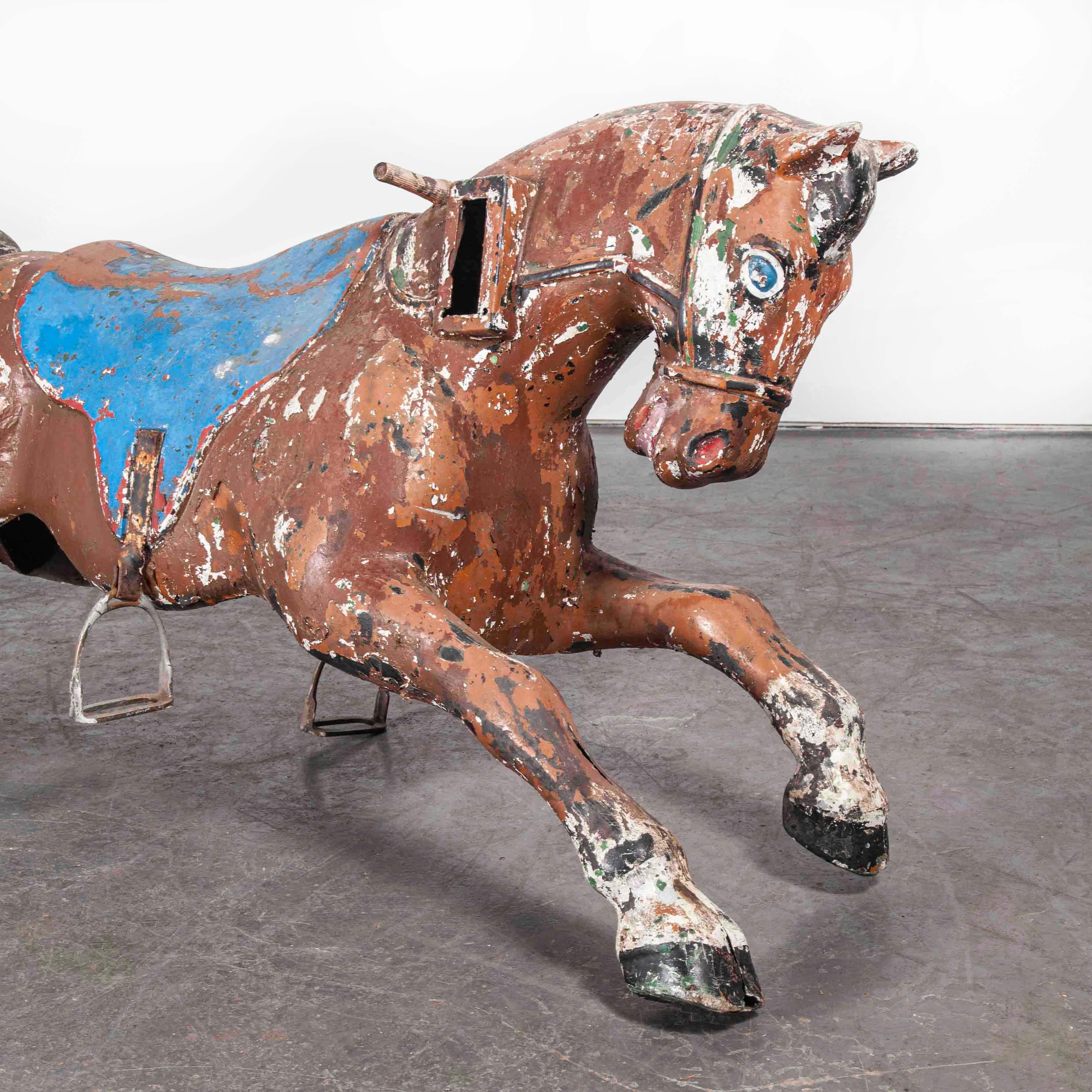 Fibre de verre Grand cheval décoratif de parc d'attractions français des années 1950, peinture d'origine en vente