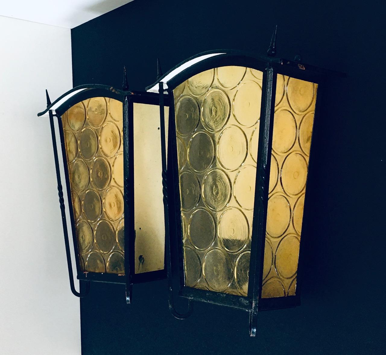 Vintage Französisch architektonischen Design Outdoor-Wandleuchte Set. Hergestellt in Frankreich, 1950er Jahre. Schwarz lackierter Metallkuppelrahmen mit Braunglas. Das Braunglas hat runde, erhabene Motive. Dieses Motivglas ist auf der Vorderseite