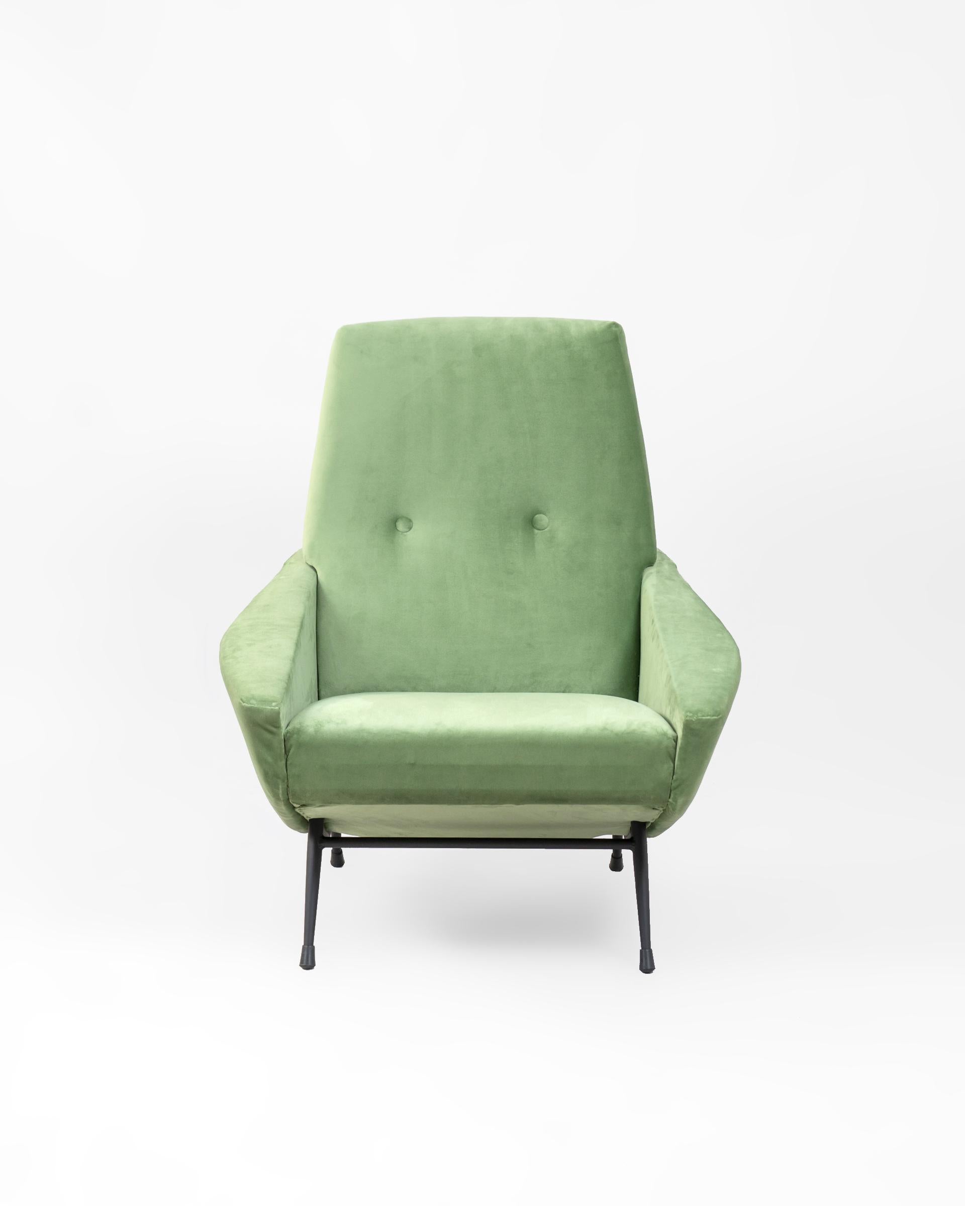 Mid-Century Modern Fauteuil français des années 1950 par Guy Besnard, retapissé en velours vert, France en vente