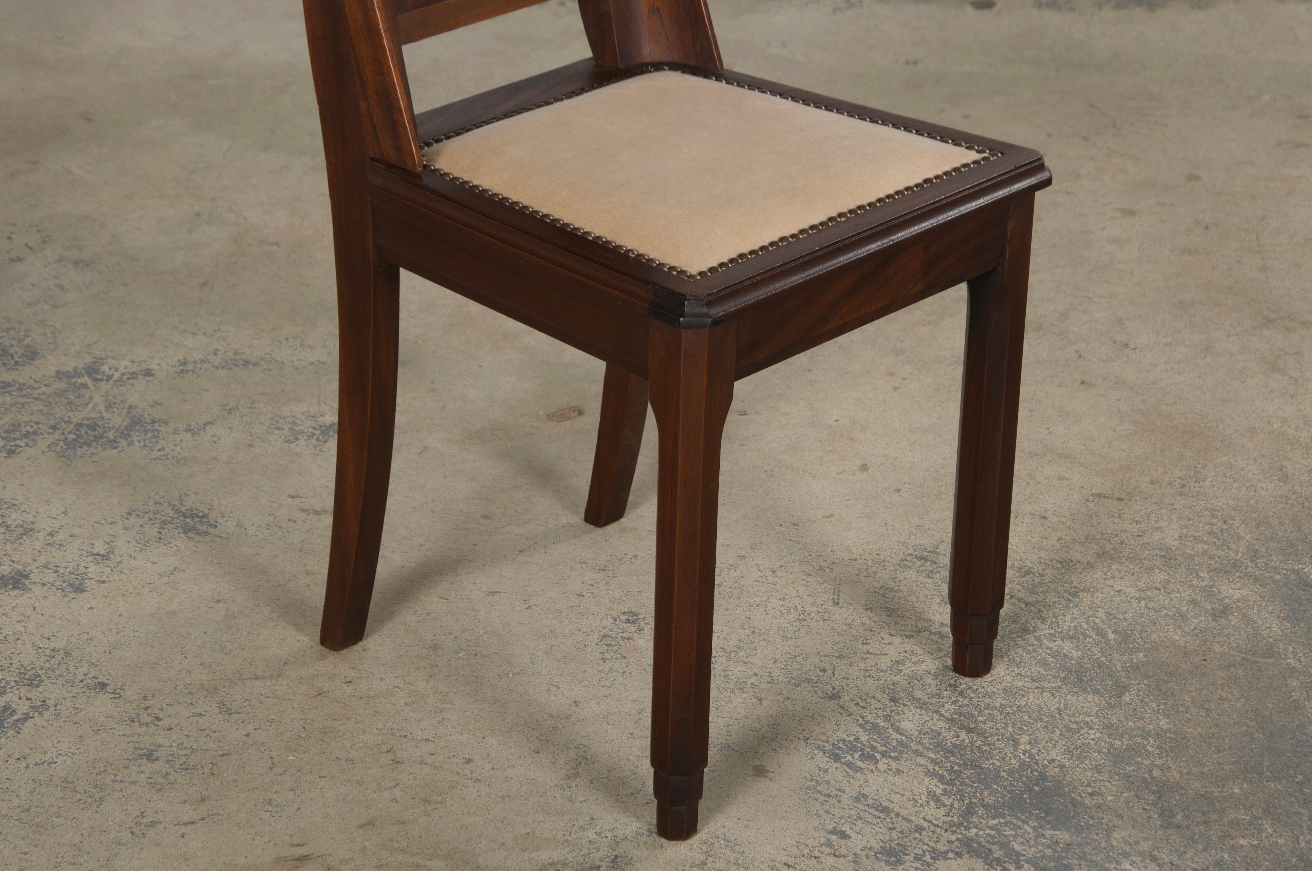 Sedie da pranzo Art Deco francese del 1950 in mogano con velluto beige - Set di 6 in vendita 3