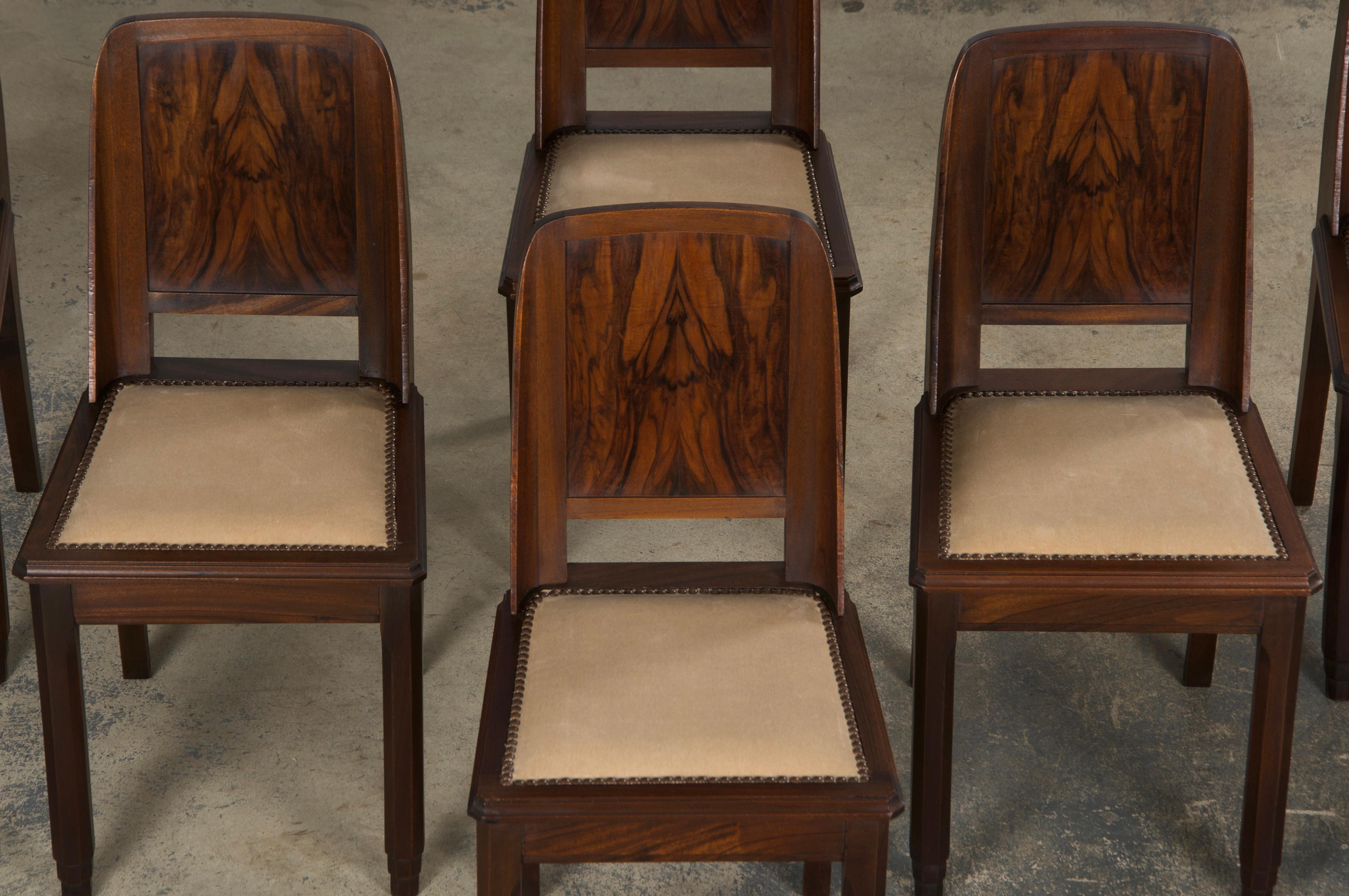 Art Déco Sedie da pranzo Art Deco francese del 1950 in mogano con velluto beige - Set di 6 in vendita