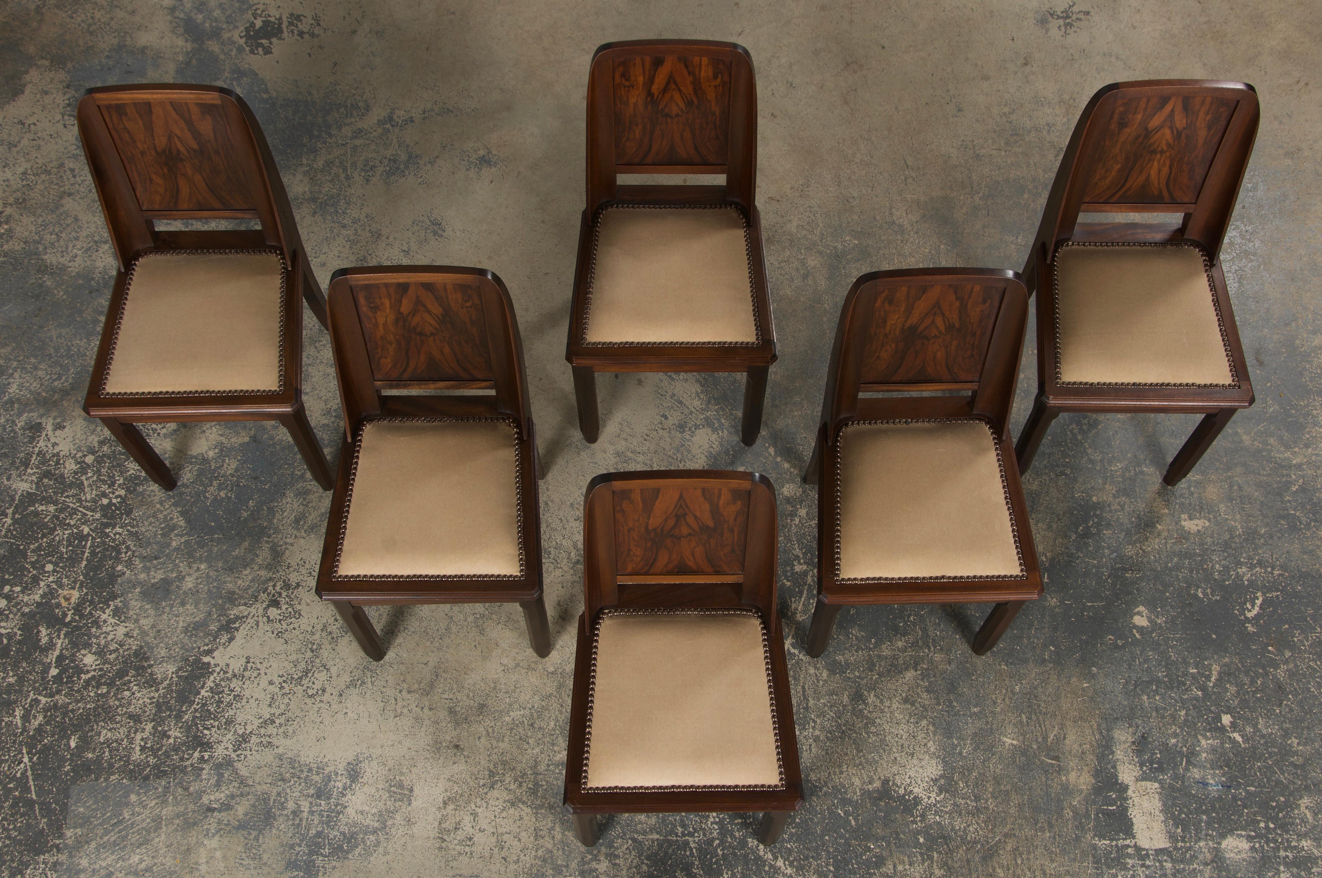 Francese Sedie da pranzo Art Deco francese del 1950 in mogano con velluto beige - Set di 6 in vendita