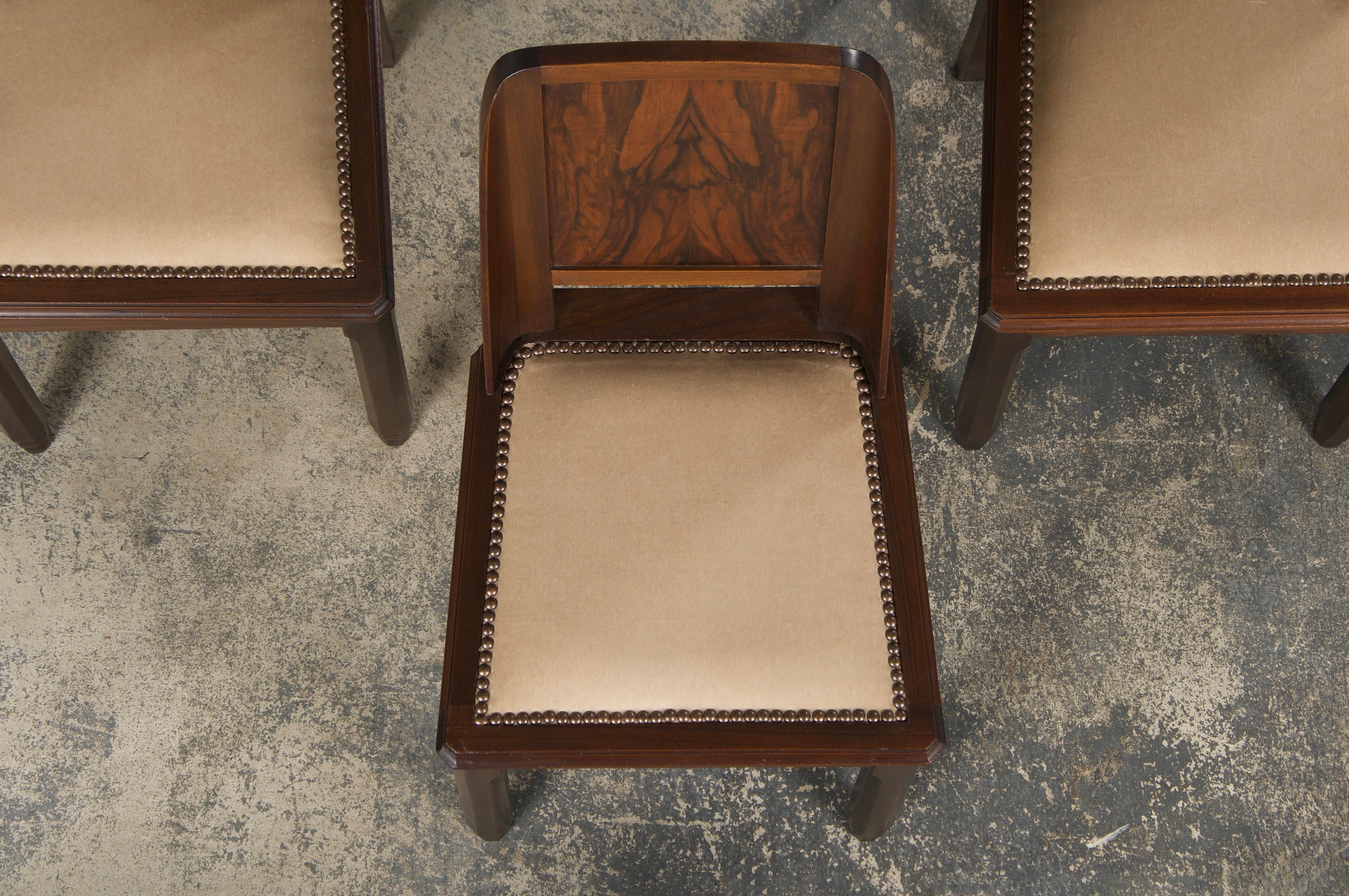 Intagliato a mano Sedie da pranzo Art Deco francese del 1950 in mogano con velluto beige - Set di 6 in vendita