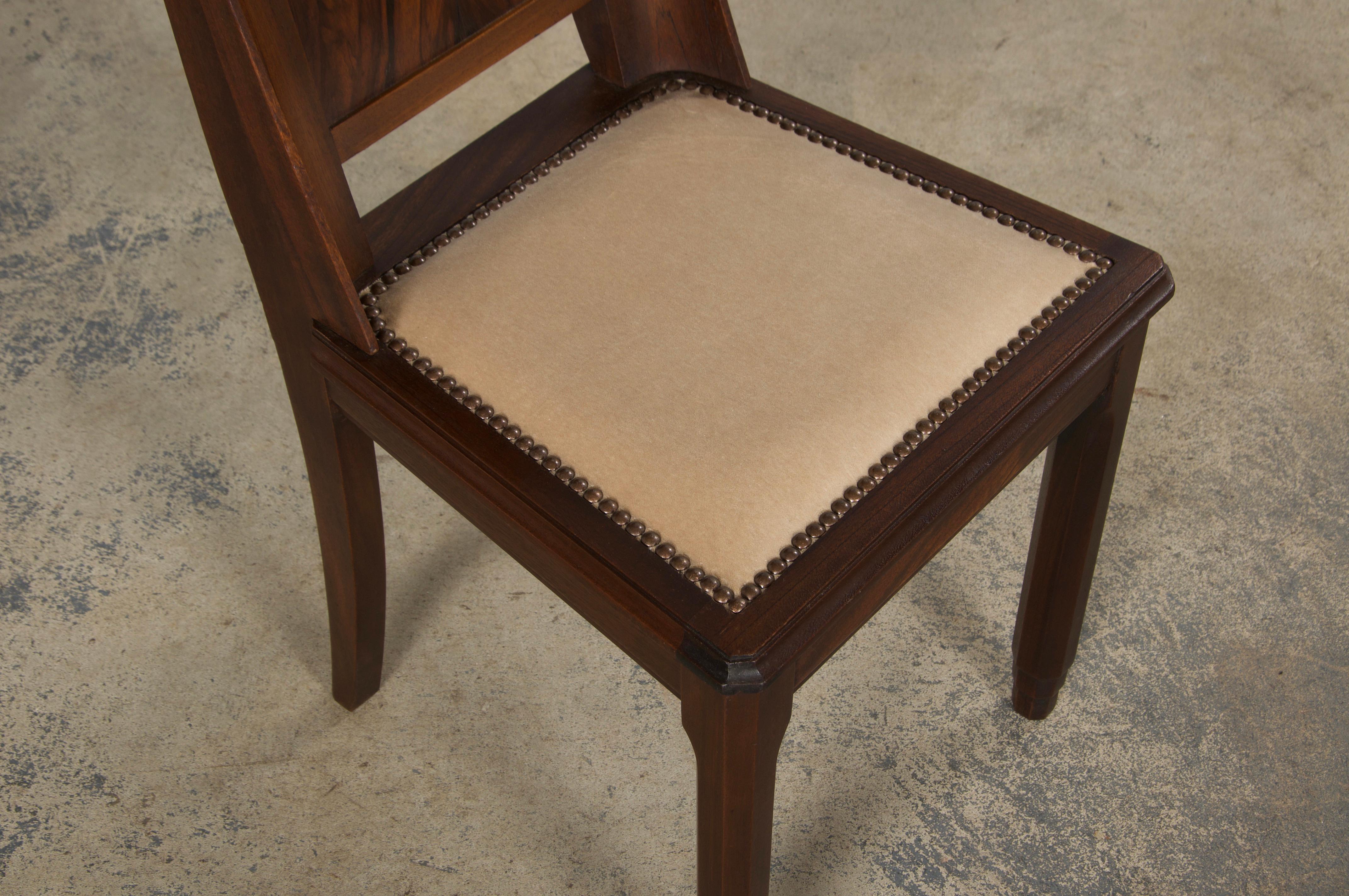 Sedie da pranzo Art Deco francese del 1950 in mogano con velluto beige - Set di 6 in vendita 1