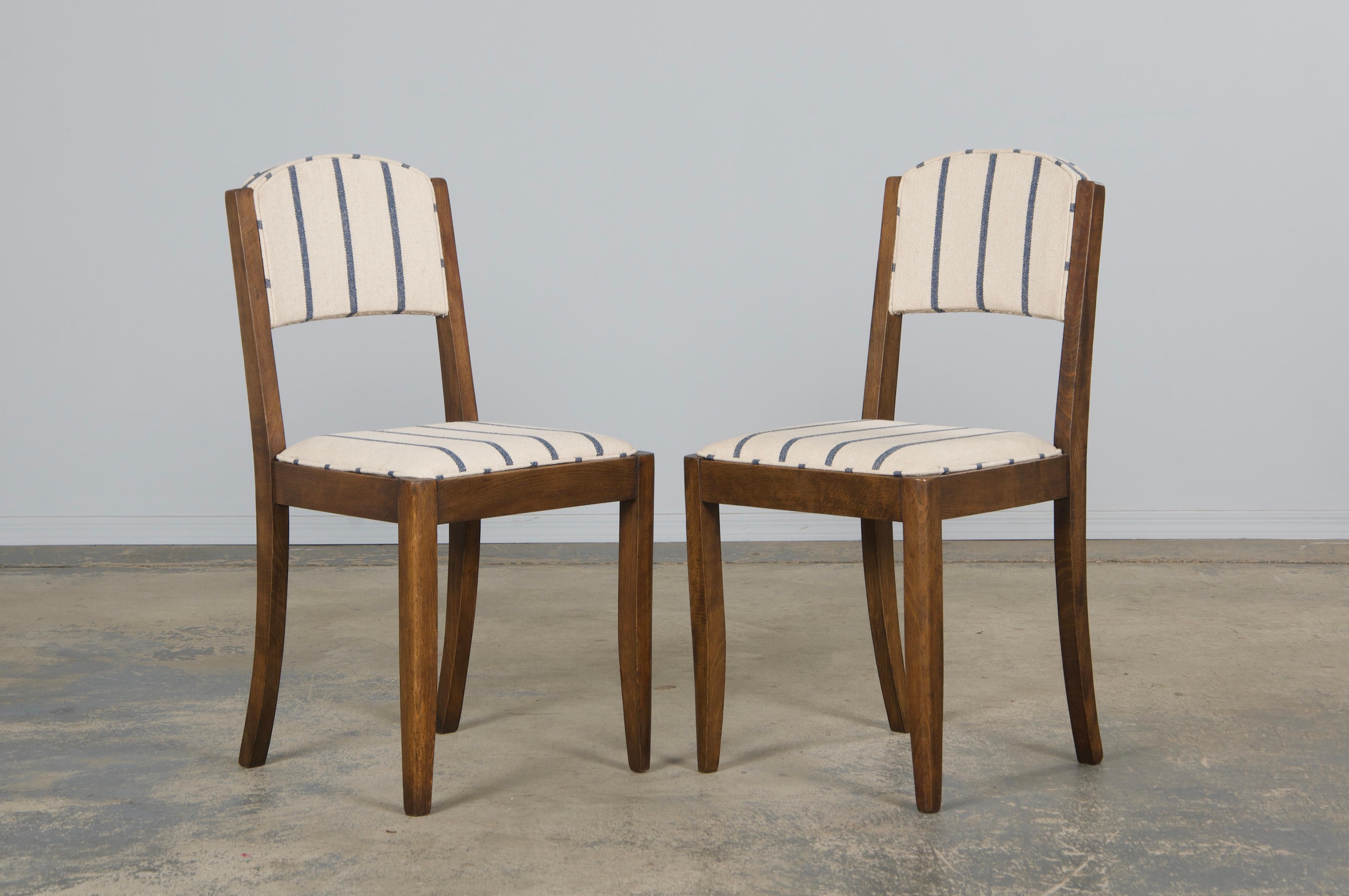 Un set splendidamente restaurato di sei sedie da pranzo francesi Art Deco degli anni '50, provenienti dalla Provenza. Sapientemente realizzata a mano in acero massiccio, ogni sedia presenta una silhouette elegante con schienali graziosamente curvati