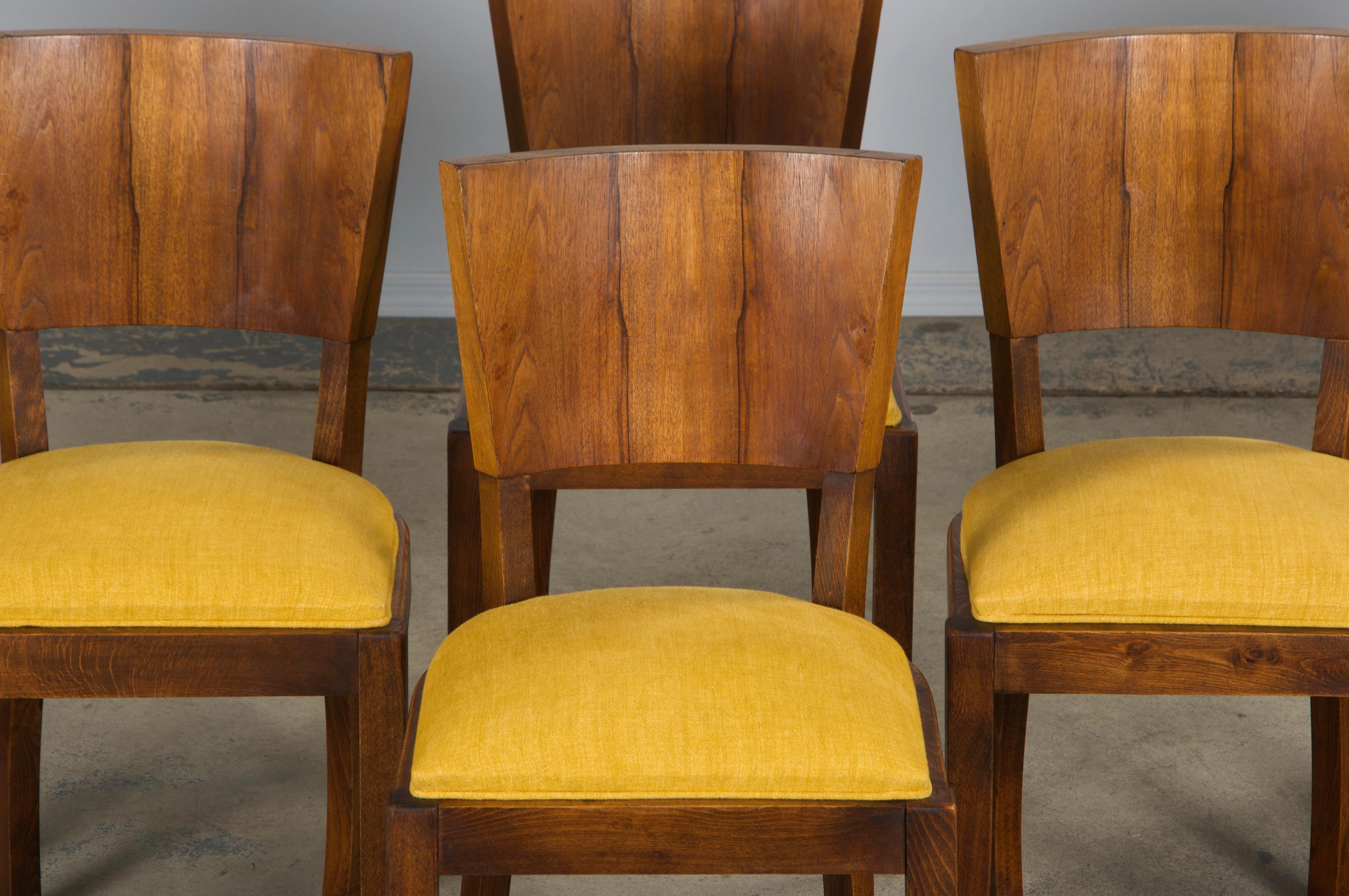 Questo elegante set di sei sedie da pranzo francesi Art Deco degli anni '50 proviene dalla Provenza, in Francia, e cattura la sobria eleganza dell'epoca. Realizzate a mano in acero massiccio, le sedie presentano una silhouette raffinata con