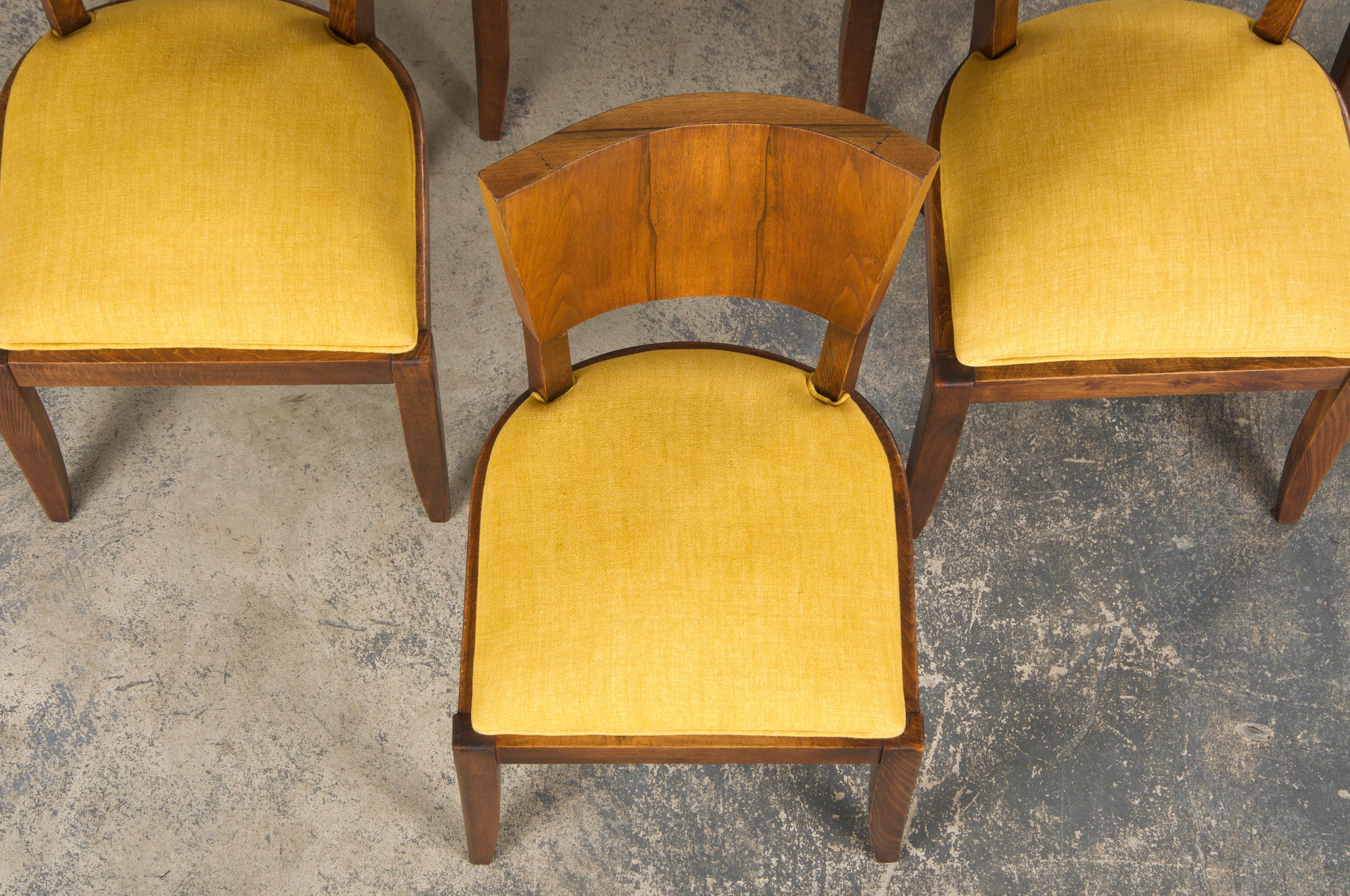 Intagliato a mano Sedie da pranzo francesi Art Deco in acero degli anni '50 con lino color tuorlo - set di 6 in vendita