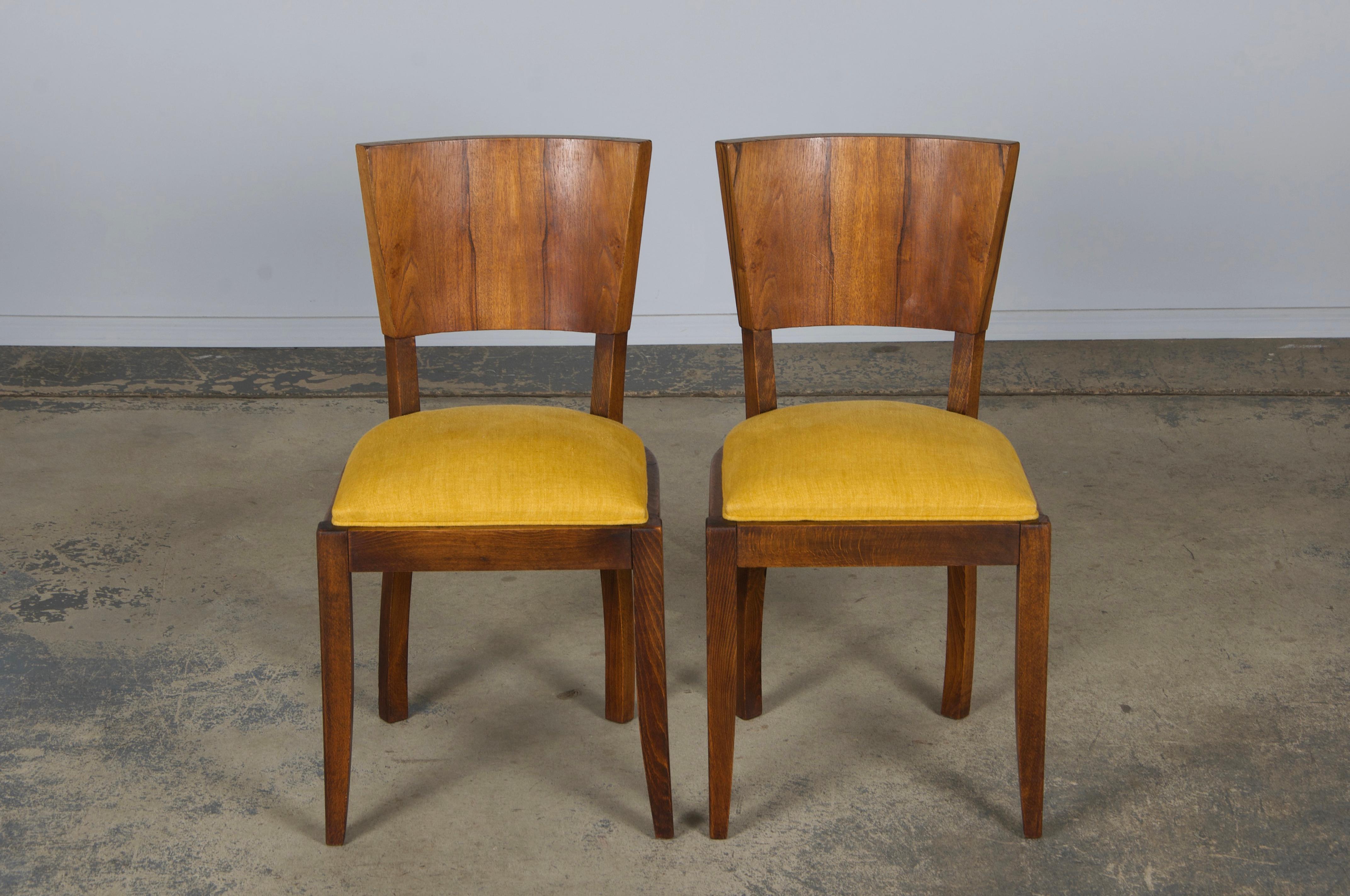 Sedie da pranzo francesi Art Deco in acero degli anni '50 con lino color tuorlo - set di 6 In condizioni buone in vendita a Astoria, NY