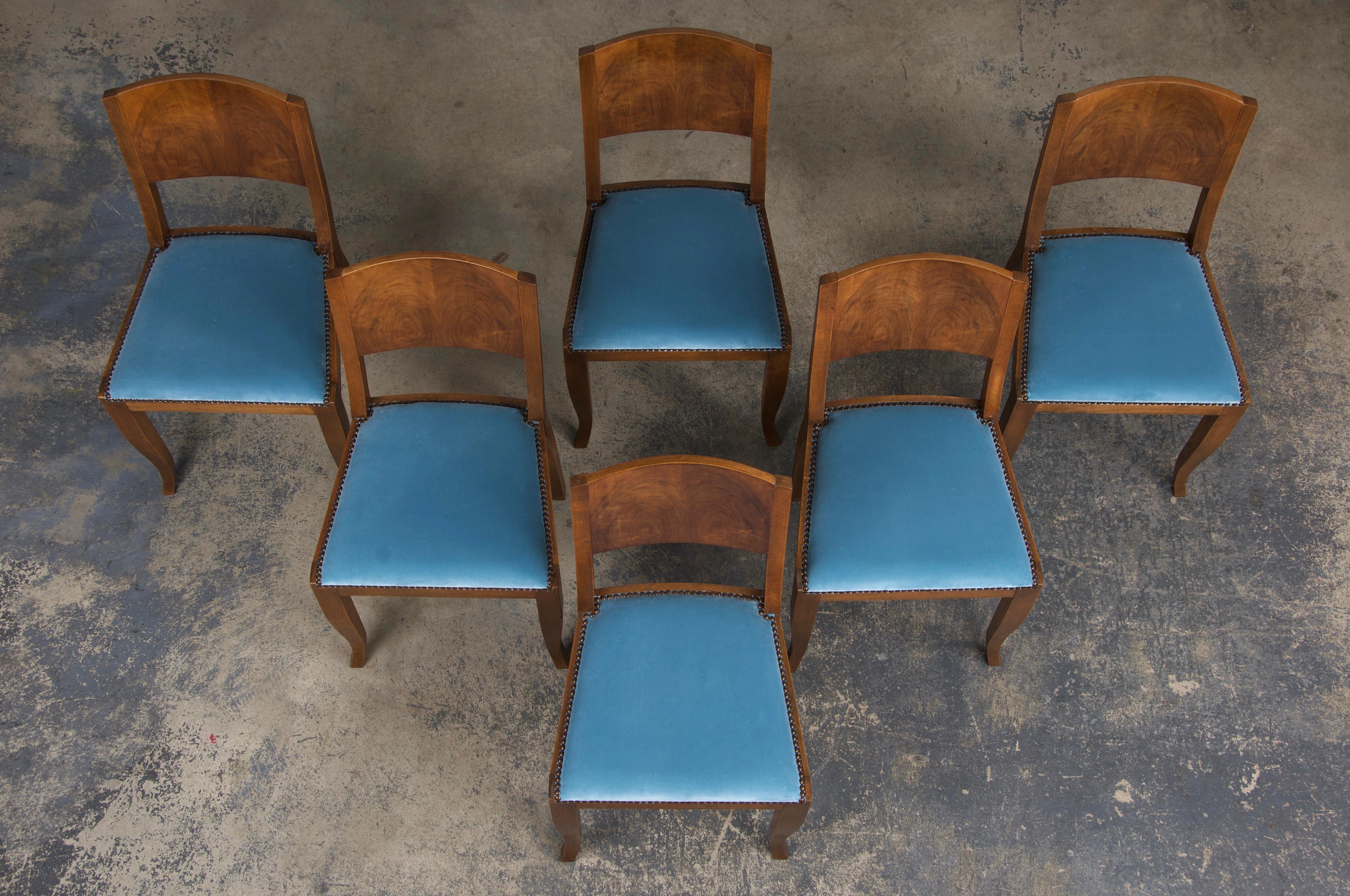 Hand-Carved 1950s French Art Deco Maple Dining Chairs W/ Blue Velvet - Set of 6 For Sale