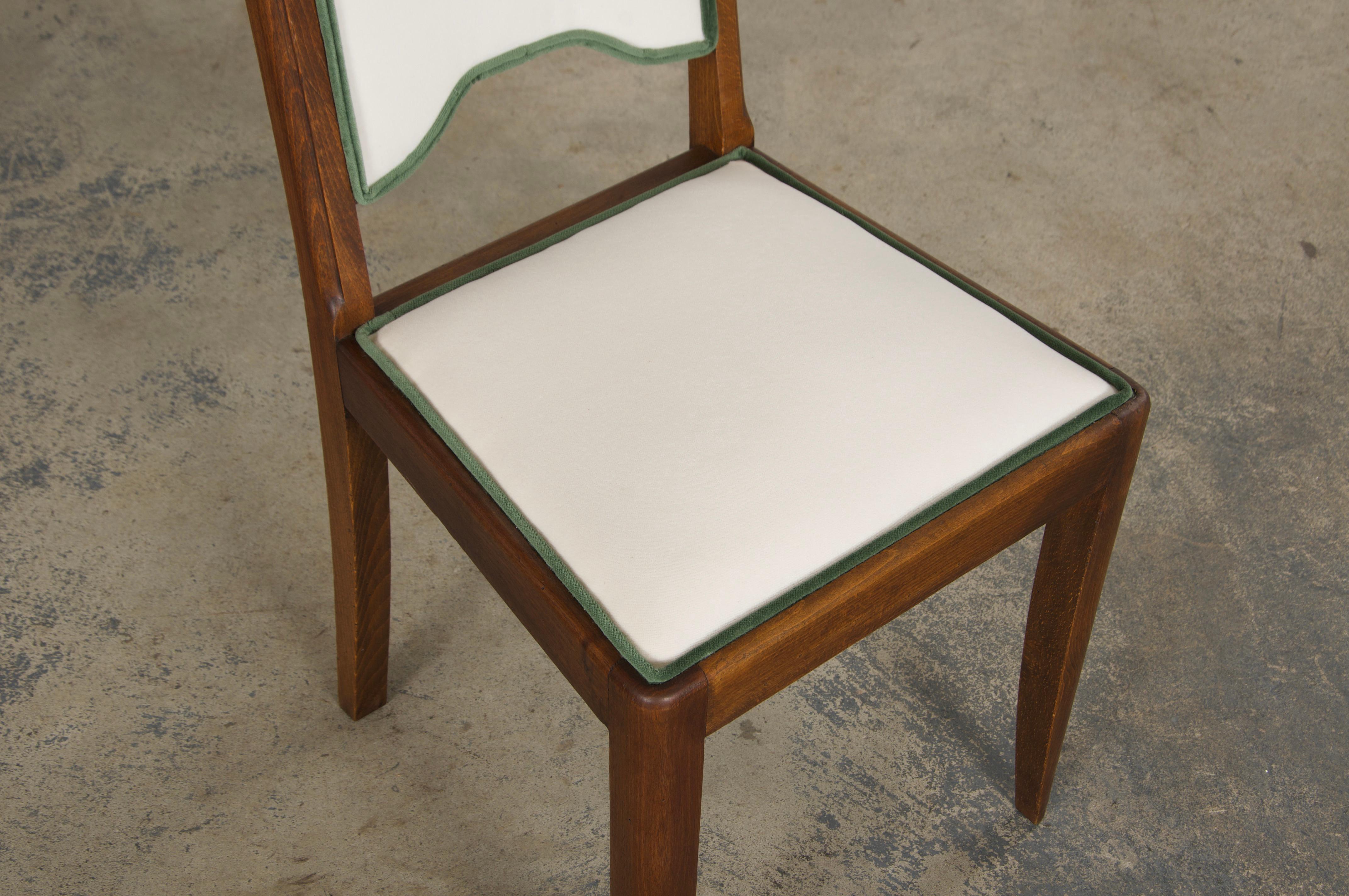Six chaises de salle à manger Art déco françaises des années 1950 à dossier festonné en érable et velours Off-White en vente 3
