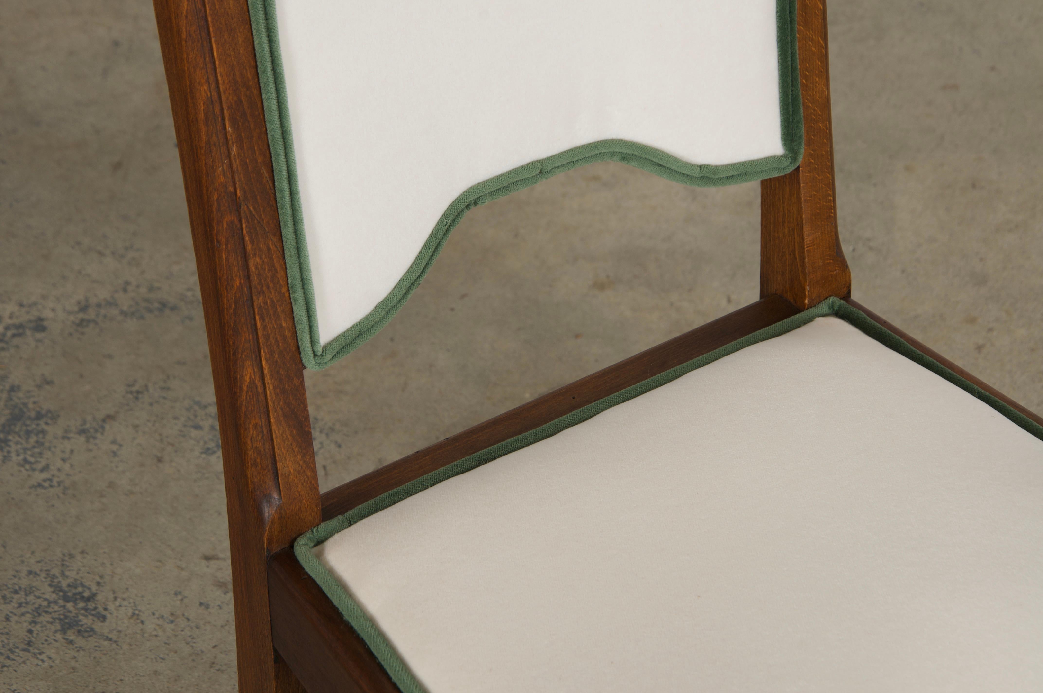 Six chaises de salle à manger Art déco françaises des années 1950 à dossier festonné en érable et velours Off-White en vente 4