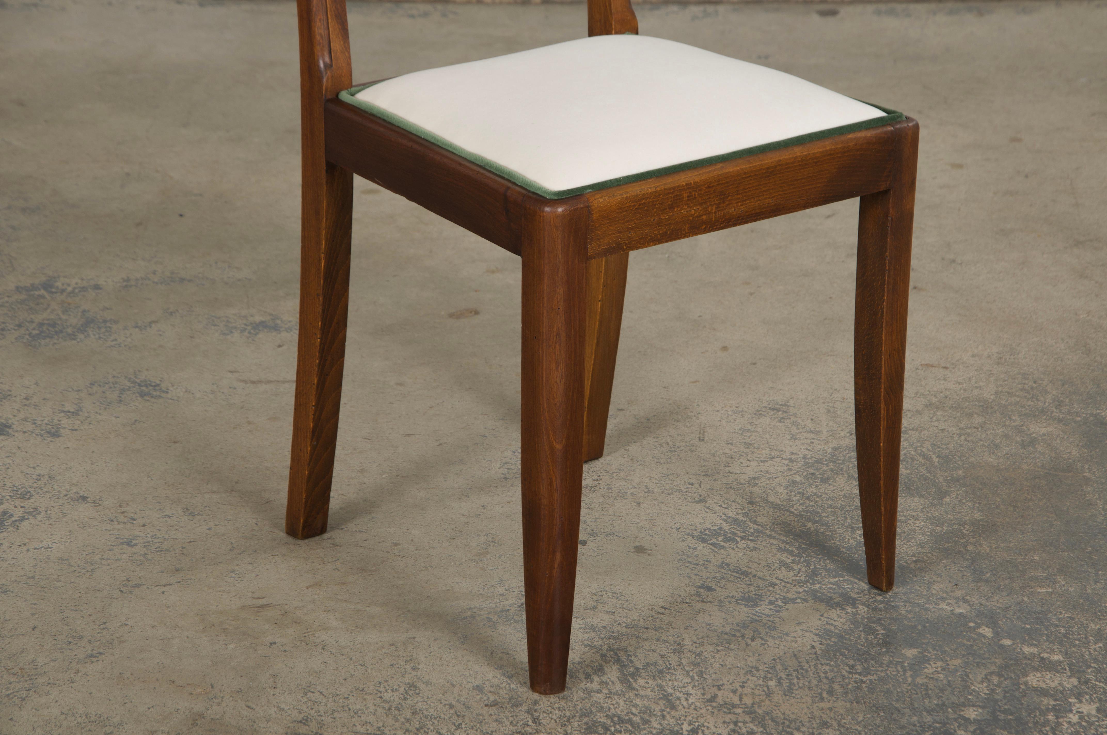 Six chaises de salle à manger Art déco françaises des années 1950 à dossier festonné en érable et velours Off-White en vente 5