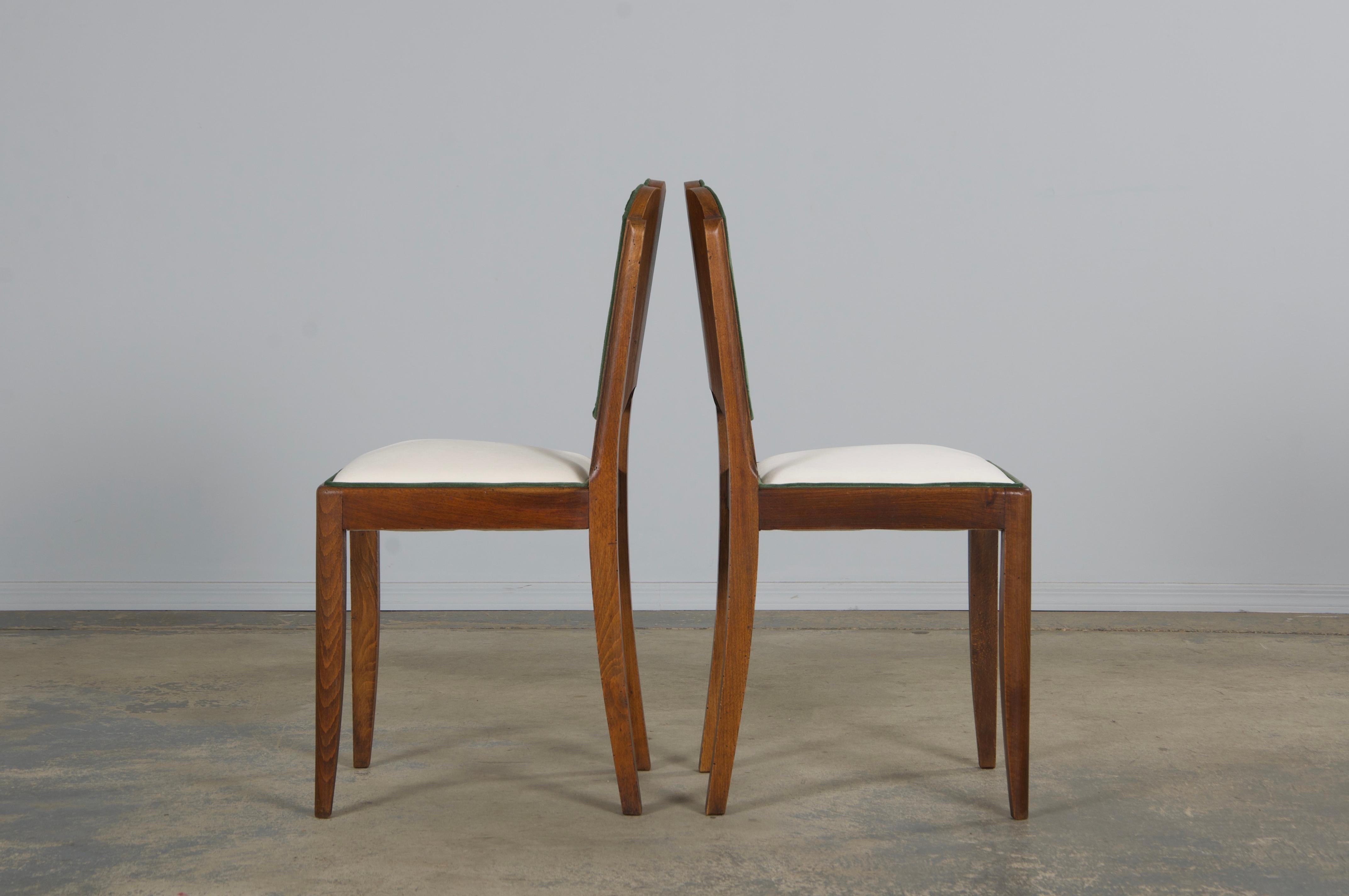 Six chaises de salle à manger Art déco françaises des années 1950 à dossier festonné en érable et velours Off-White en vente 6