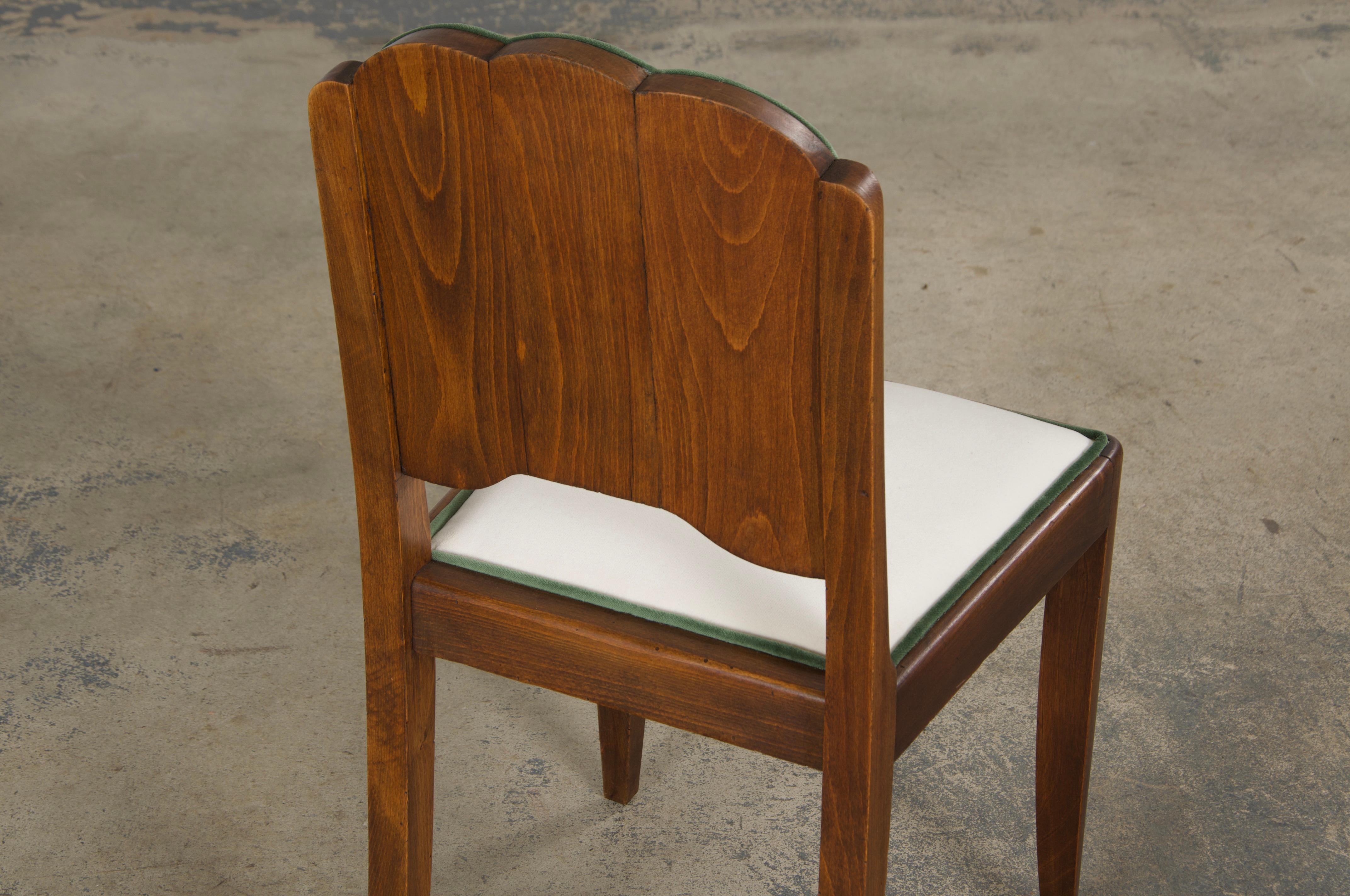 Six chaises de salle à manger Art déco françaises des années 1950 à dossier festonné en érable et velours Off-White en vente 8