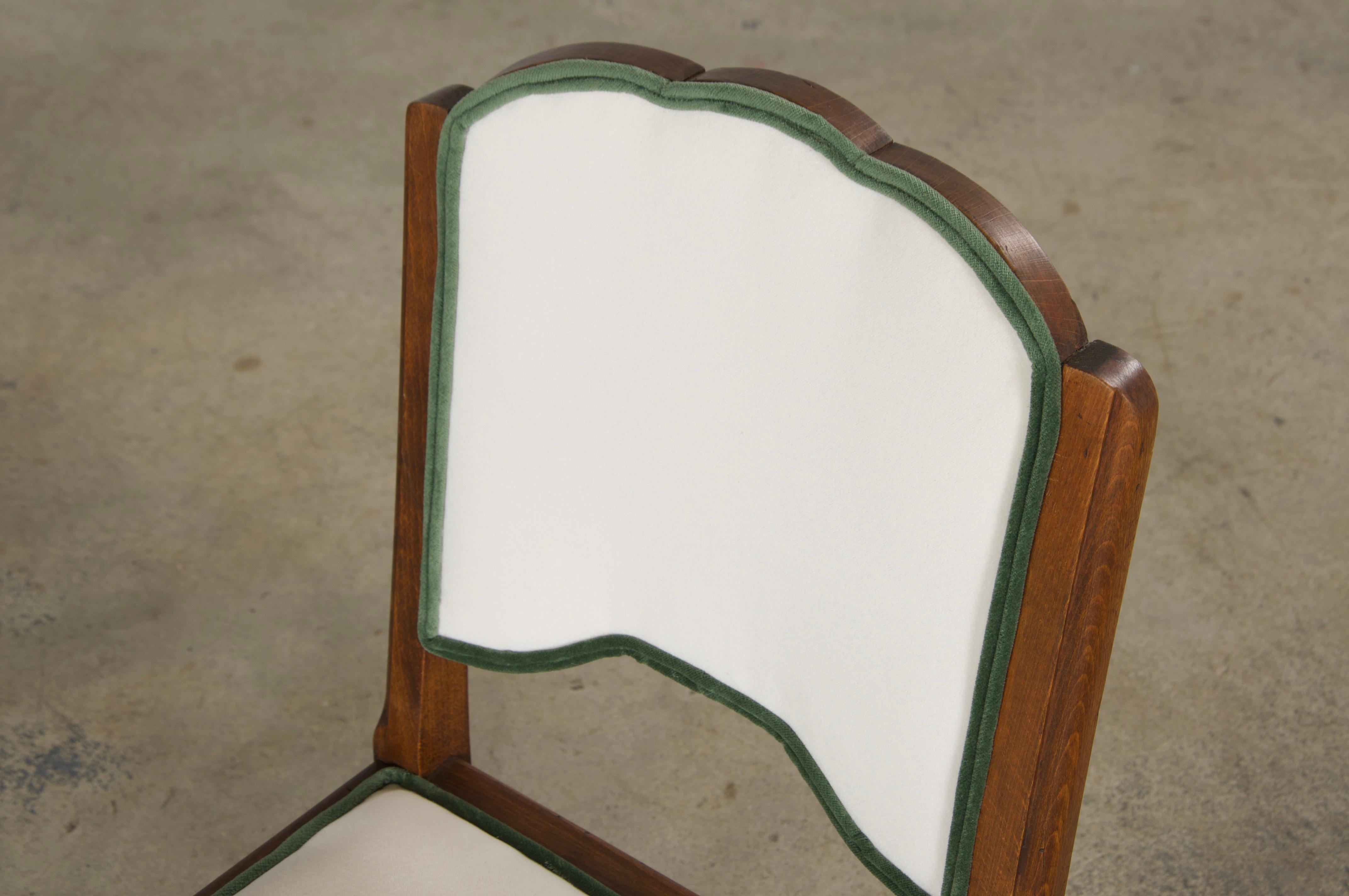 Six chaises de salle à manger Art déco françaises des années 1950 à dossier festonné en érable et velours Off-White en vente 11