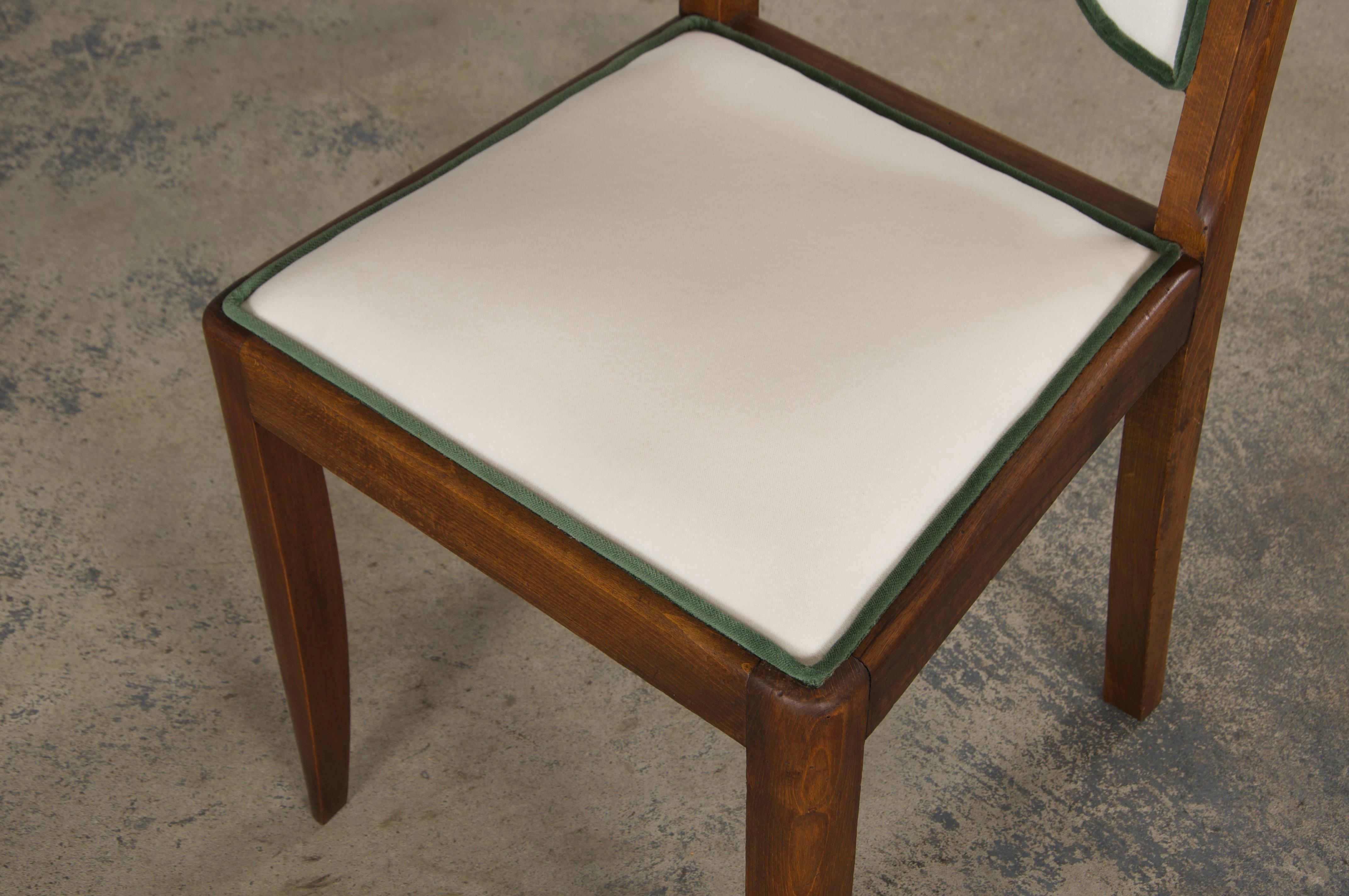 Six chaises de salle à manger Art déco françaises des années 1950 à dossier festonné en érable et velours Off-White en vente 12