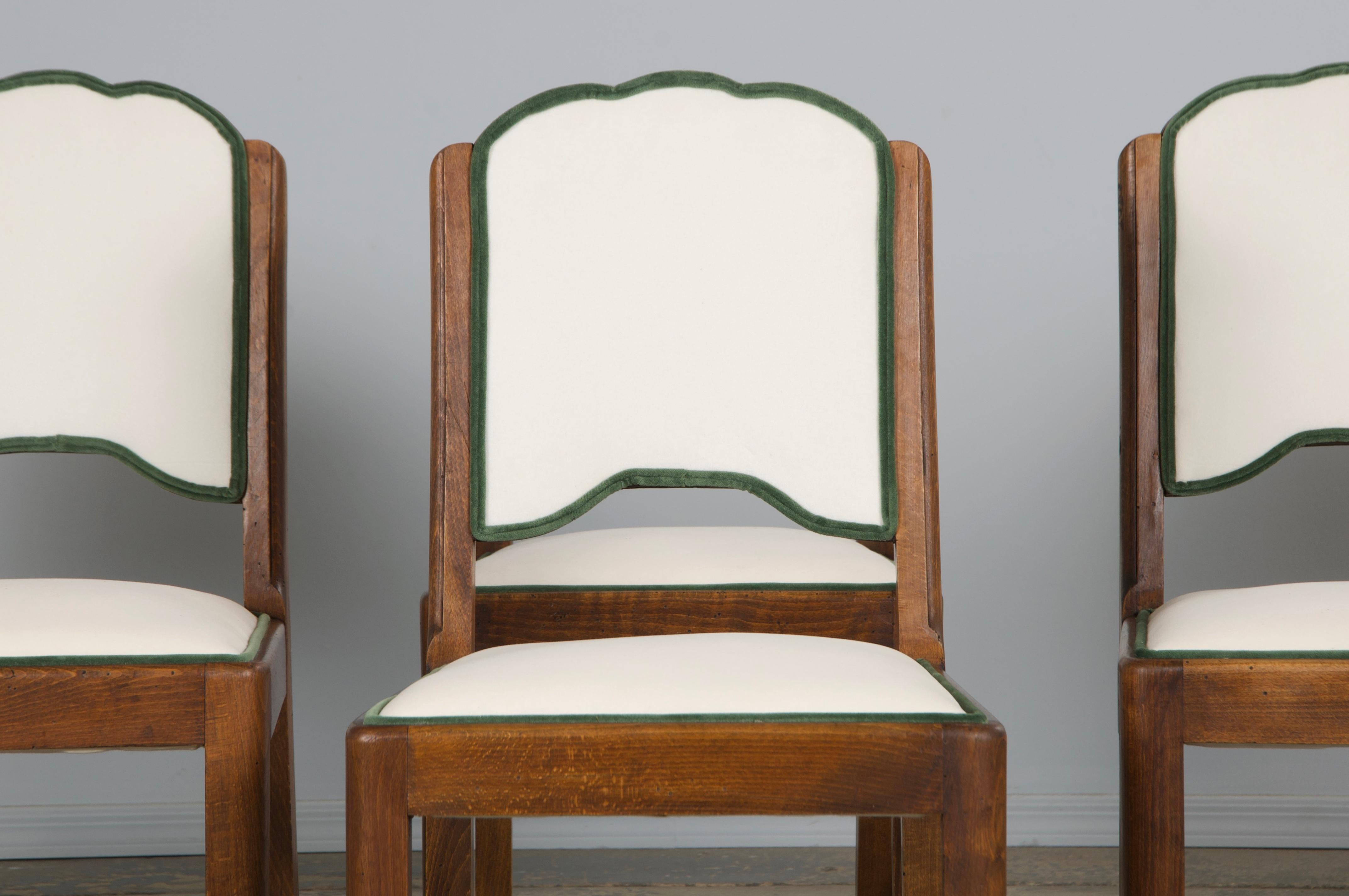Un élégant ensemble restauré de six chaises de salle à manger Art déco françaises des années 1950, provenant de Provence. Fabriquées à la main en érable massif, les chaises présentent un profil réduit avec des dossiers festonnés gracieusement