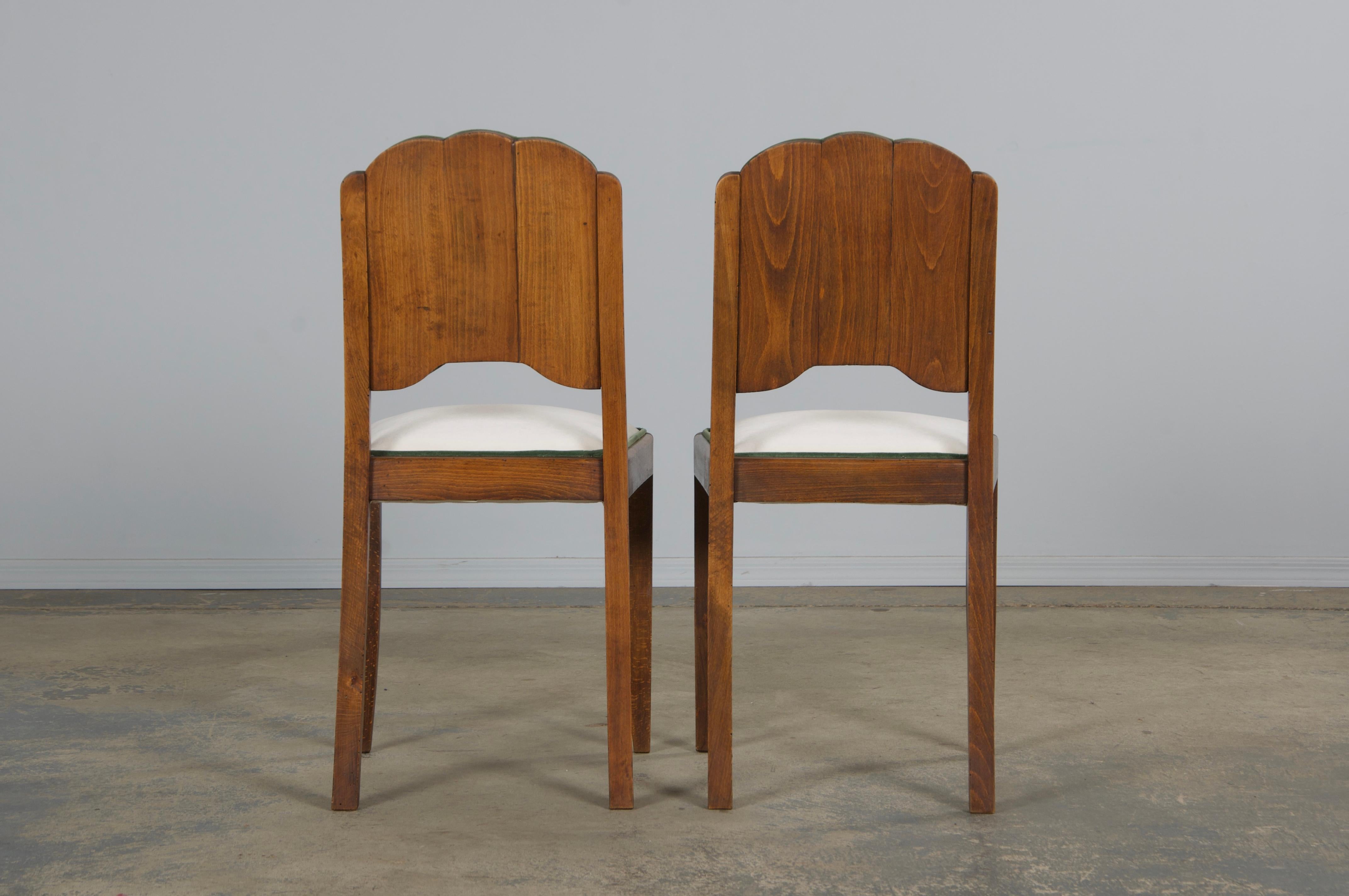 Six chaises de salle à manger Art déco françaises des années 1950 à dossier festonné en érable et velours Off-White en vente 13