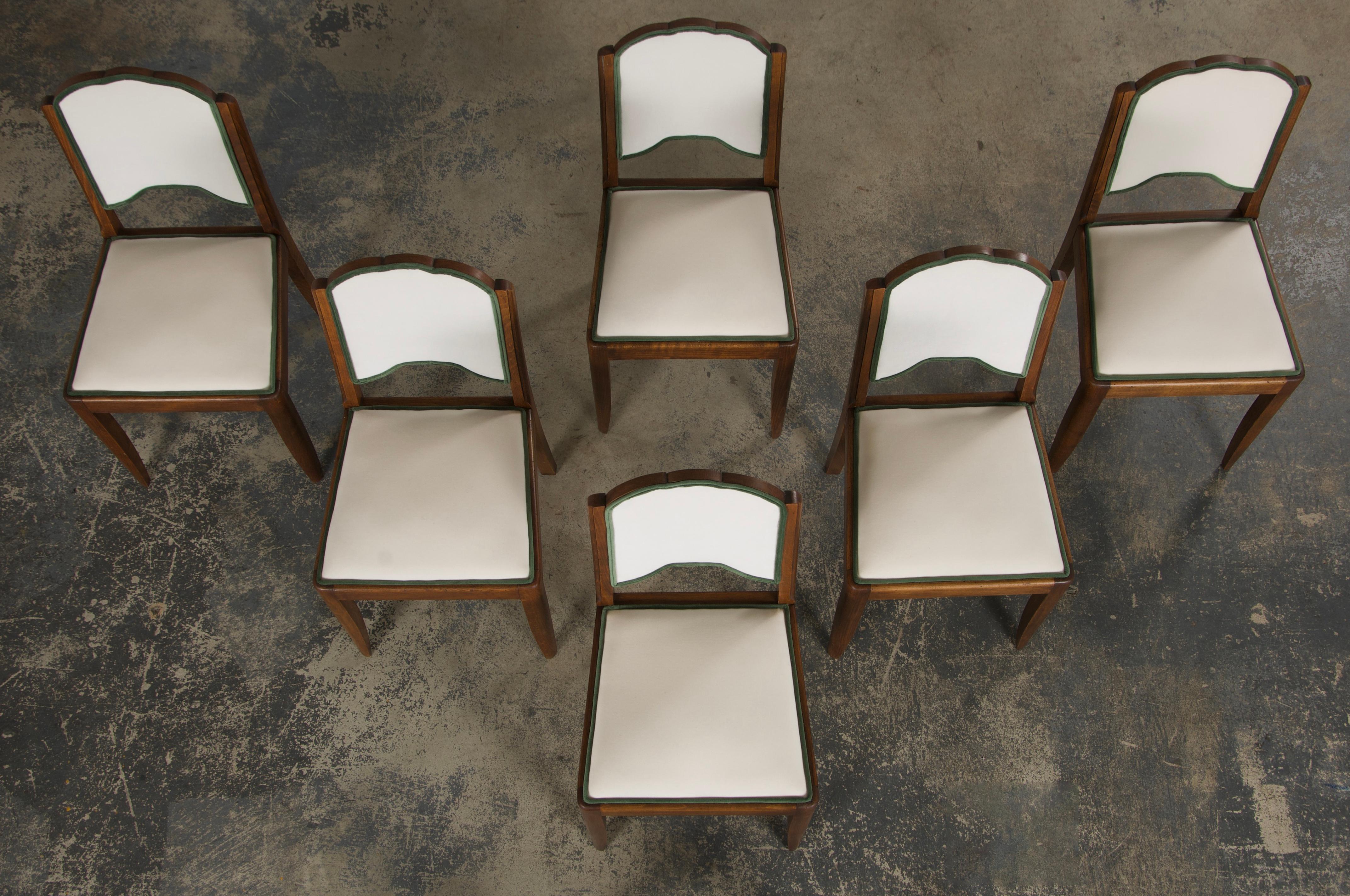 Français Six chaises de salle à manger Art déco françaises des années 1950 à dossier festonné en érable et velours Off-White en vente