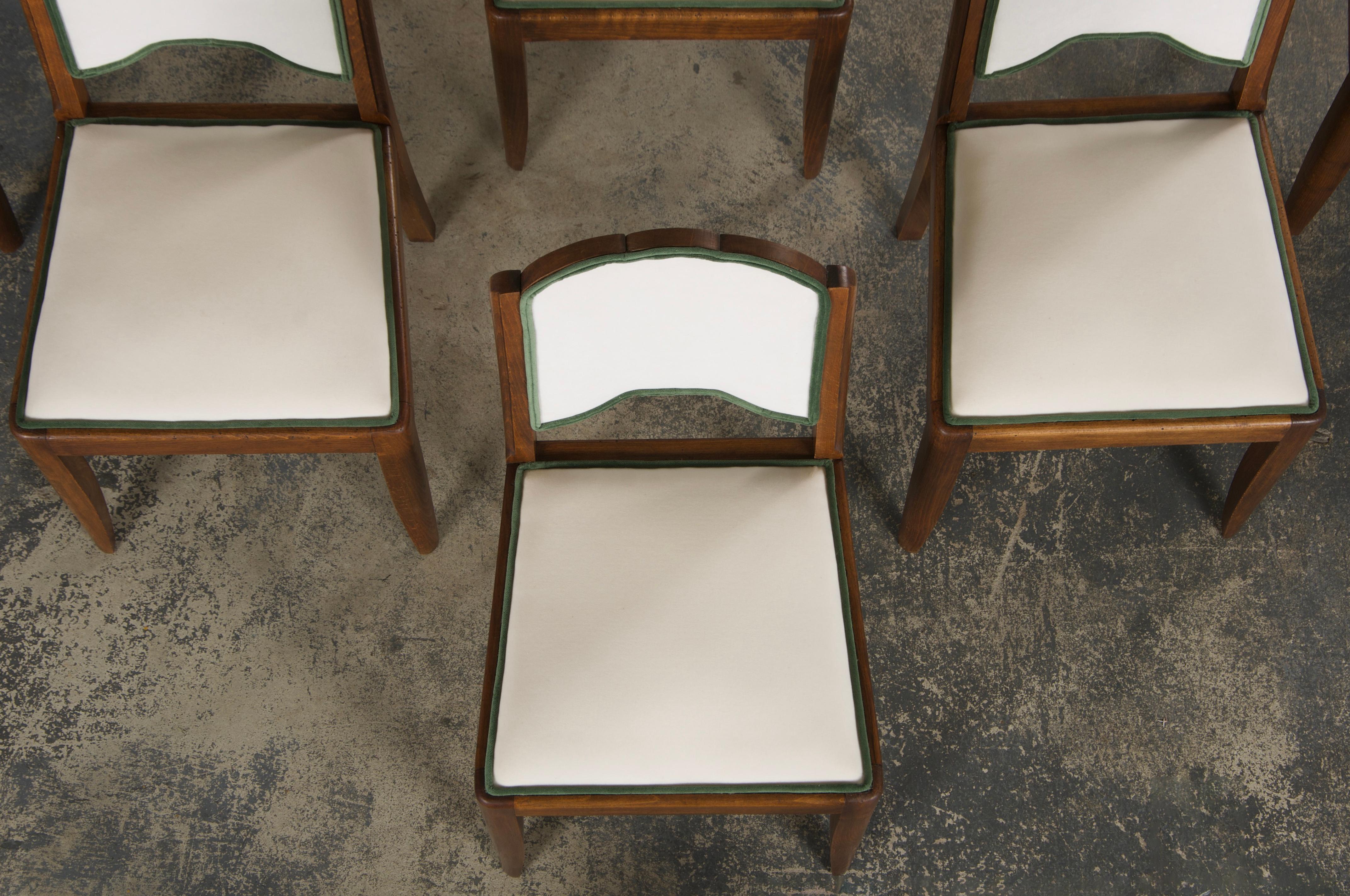 Sculpté à la main Six chaises de salle à manger Art déco françaises des années 1950 à dossier festonné en érable et velours Off-White en vente