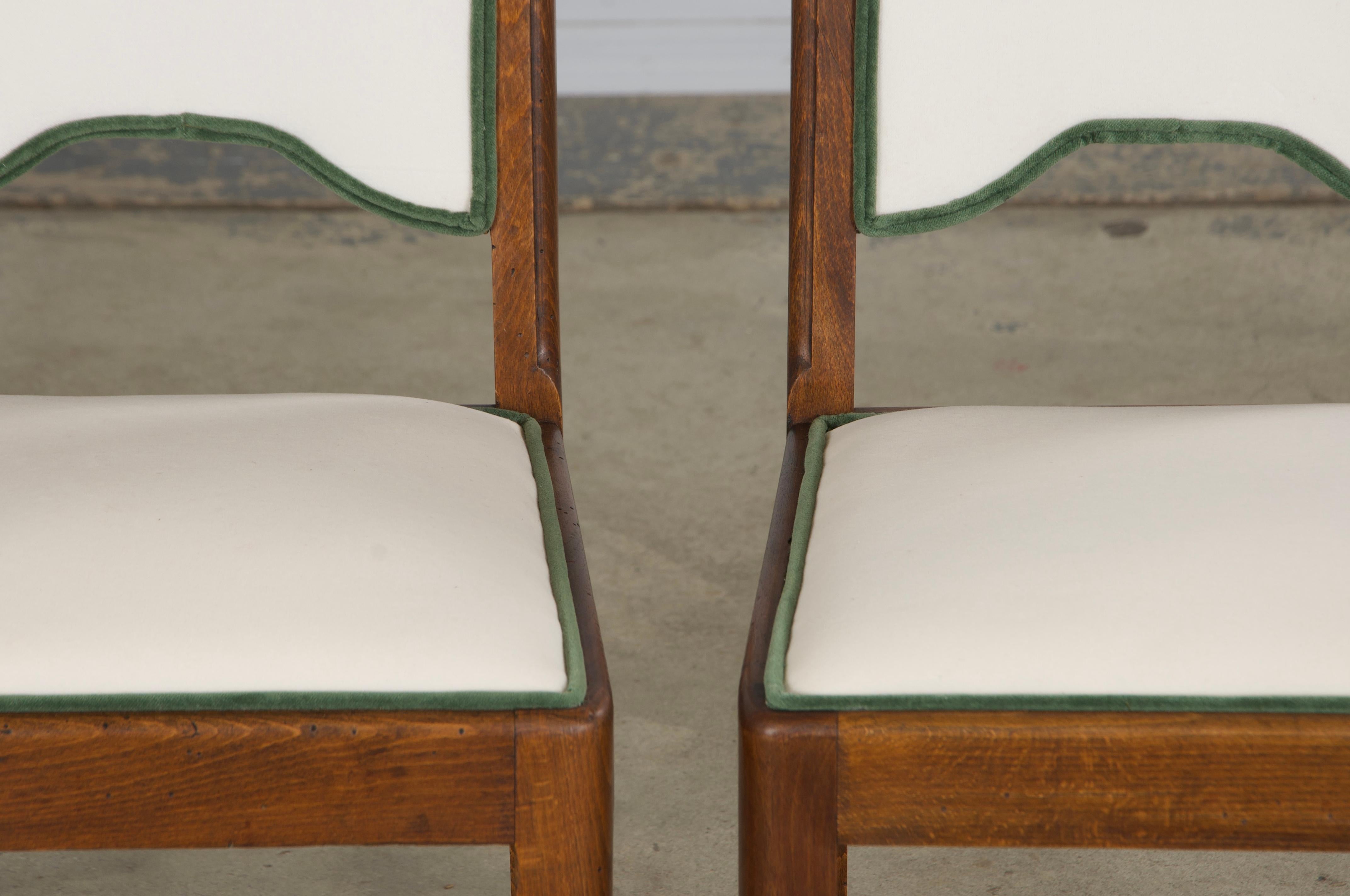 20ième siècle Six chaises de salle à manger Art déco françaises des années 1950 à dossier festonné en érable et velours Off-White en vente