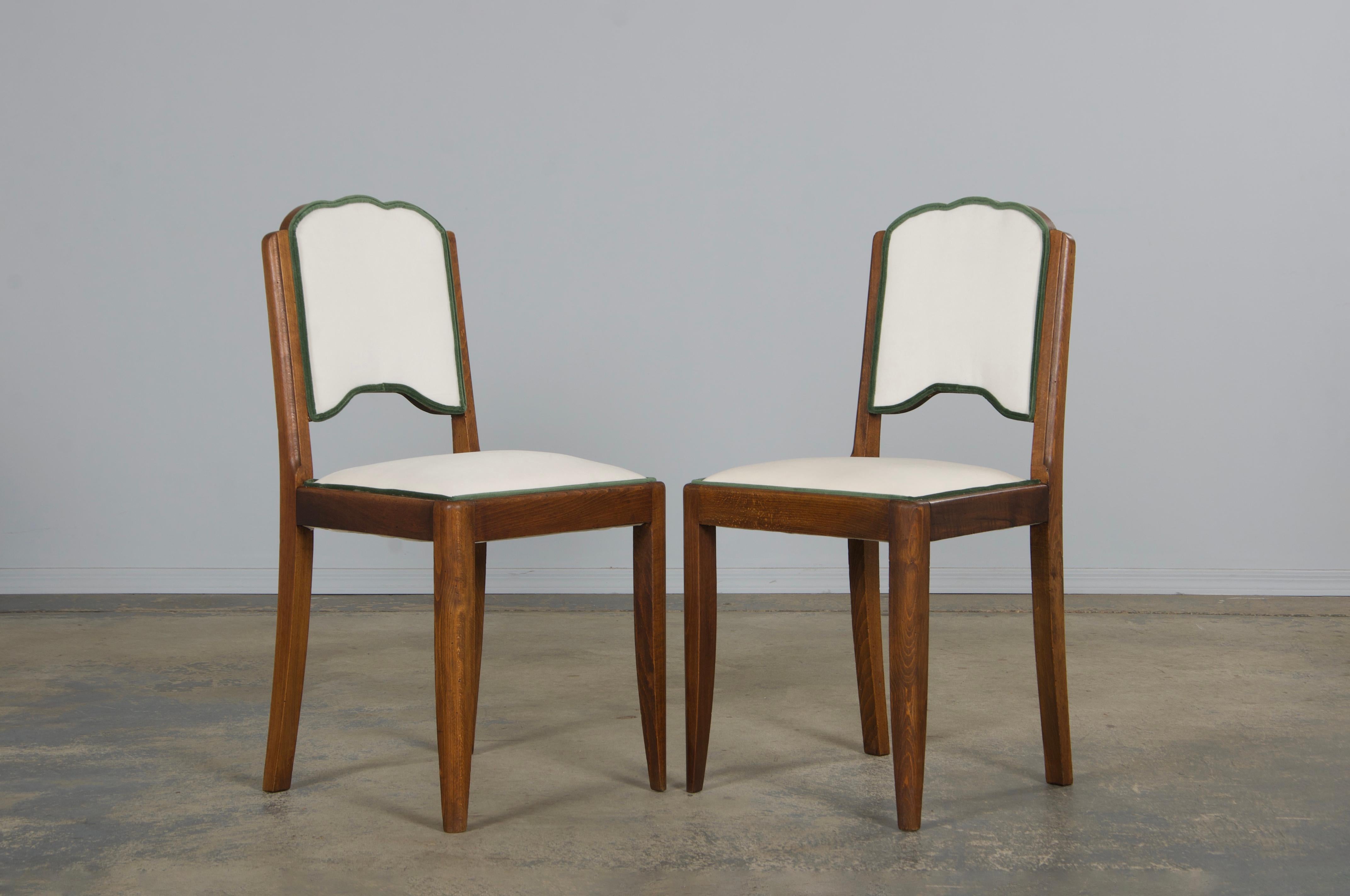 Velours Six chaises de salle à manger Art déco françaises des années 1950 à dossier festonné en érable et velours Off-White en vente