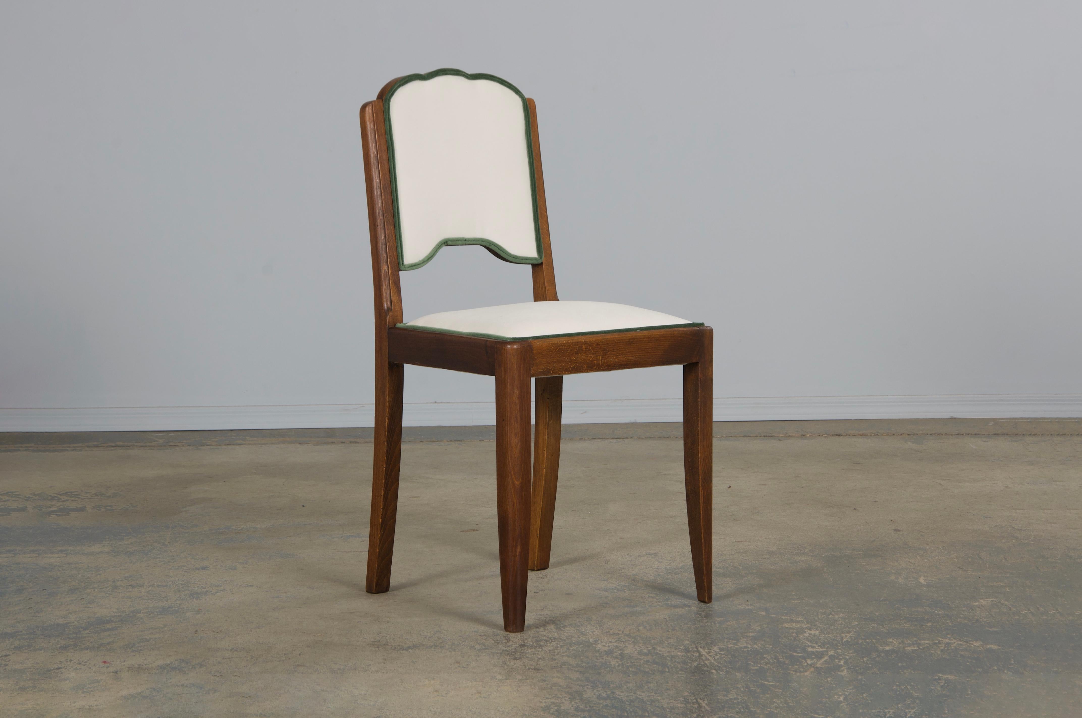 Six chaises de salle à manger Art déco françaises des années 1950 à dossier festonné en érable et velours Off-White en vente 1