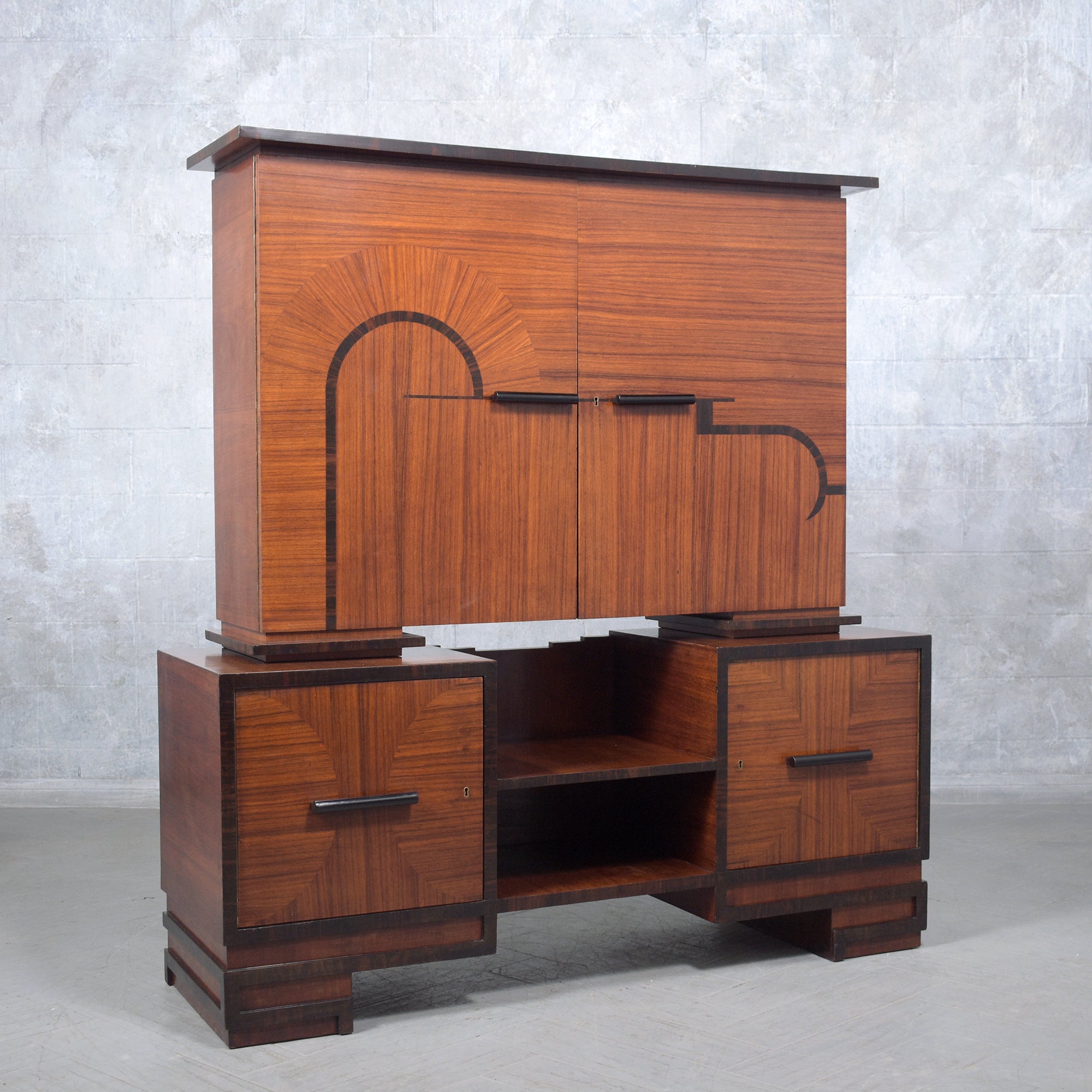 Scopri il fascino e la raffinatezza della nostra credenza francese Art Deco degli anni '50, realizzata alla maniera di Fritz Gross. Squisitamente realizzato con una lussuosa miscela di mogano, palissandro e impiallacciature esotiche, questo pezzo è