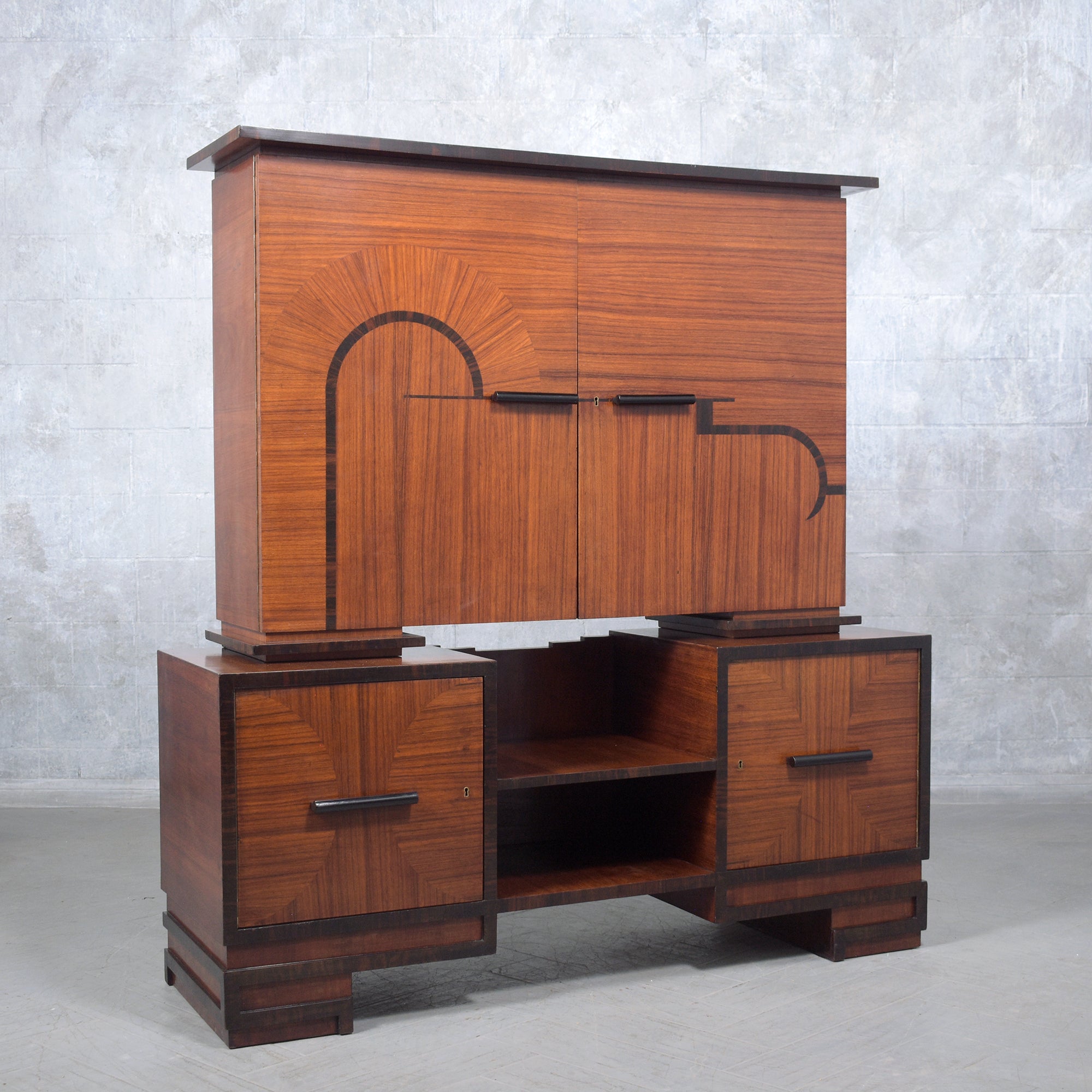 Erleben Sie die raffinierte Eleganz unseres französischen Art-déco-Sideboards aus den 1950er Jahren, das von den Entwürfen von Fritz Gross inspiriert ist. Dieses luxuriöse Stück ist aus einer Mischung aus Mahagoni, Palisander und exotischen