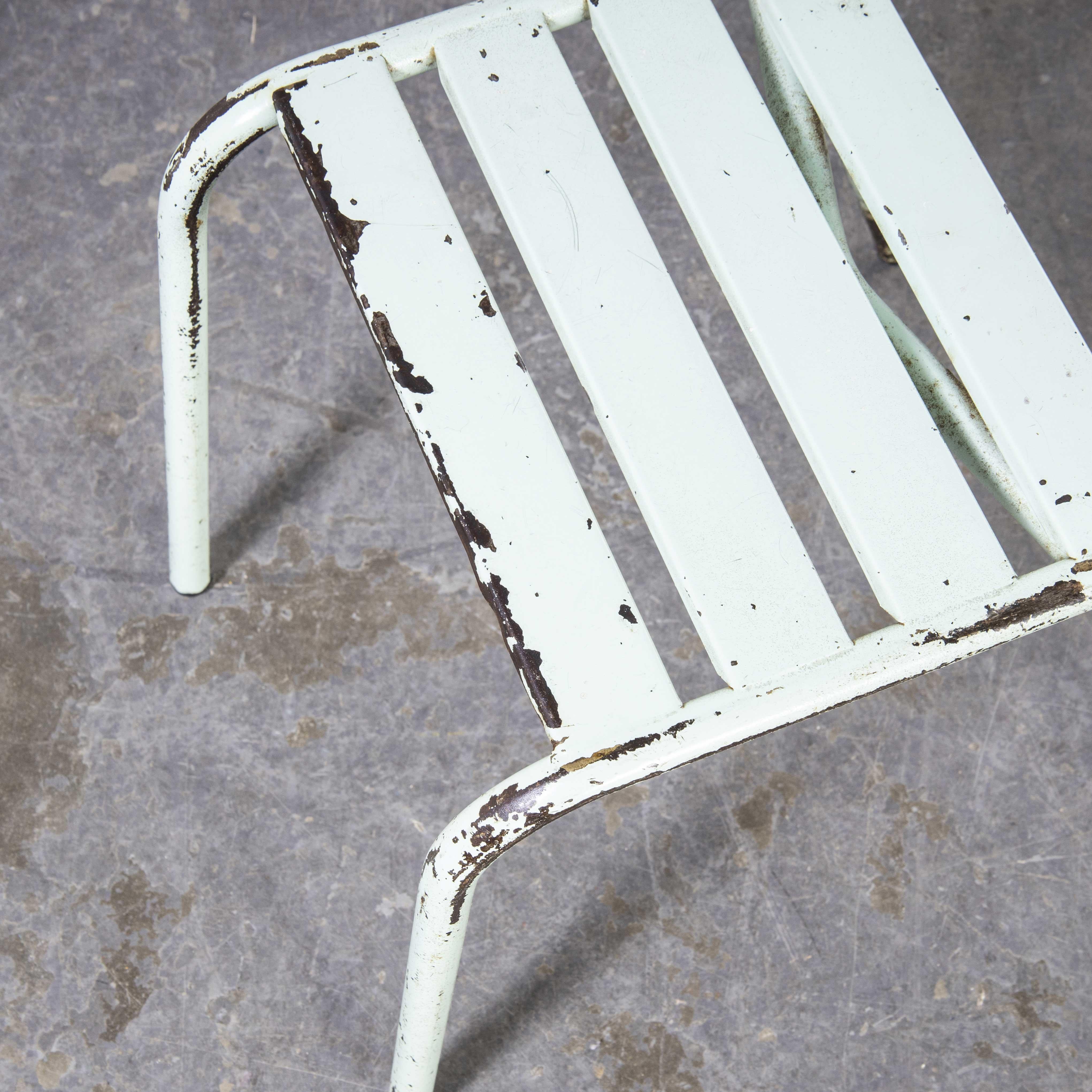Milieu du XXe siècle Chaises d'extérieur empilables en métal menthe Artprog français des années 1950 Ensemble de quatre chaises en vente
