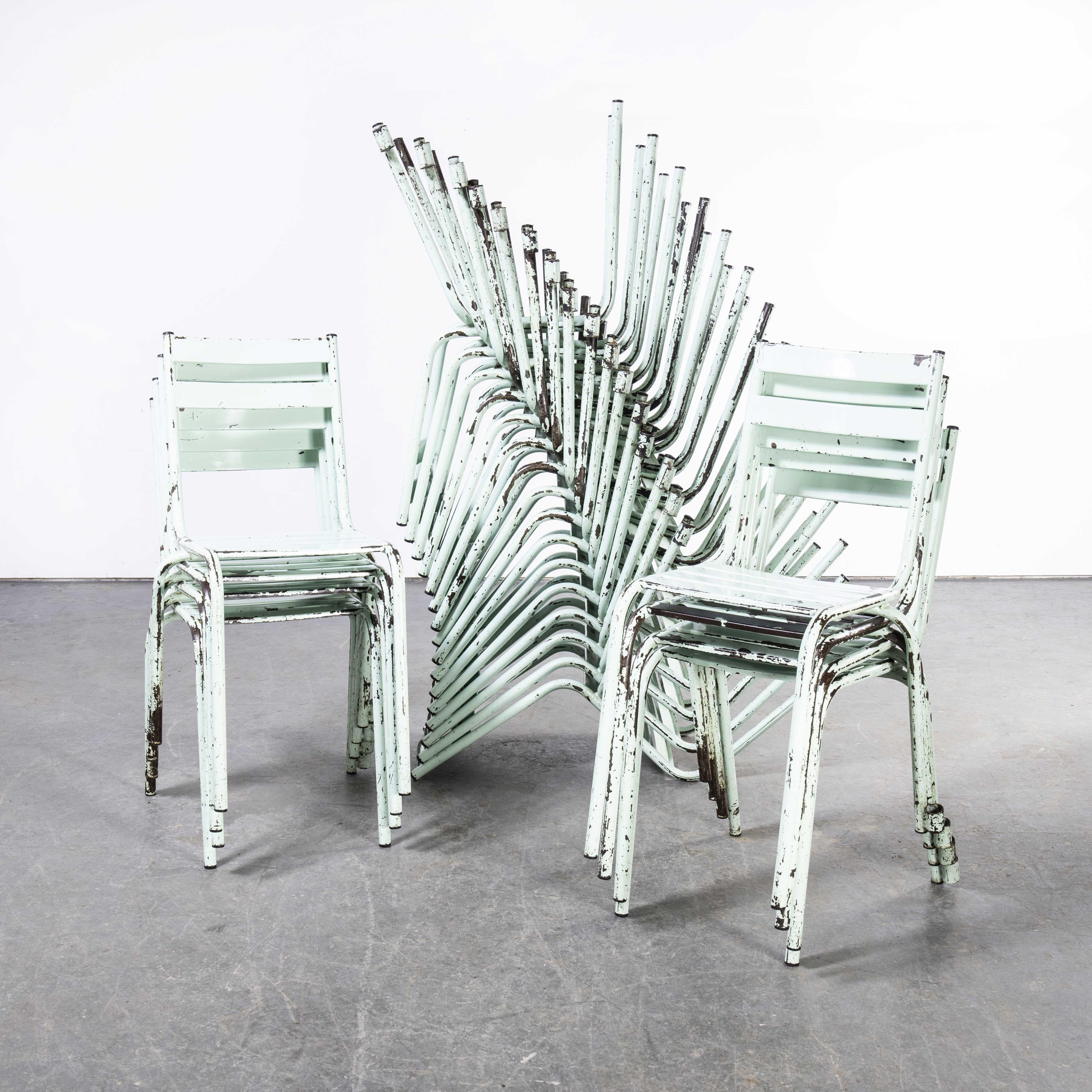 1950's French ArtProg mint metal stacking outdoor chairs - verschiedene Mengen verfügbar
1950's French ArtProg mint metal stacking outdoor chairs - verschiedene Mengen verfügbar. ArtProg, das an Tolix erinnert, aber nicht von Tolix hergestellt