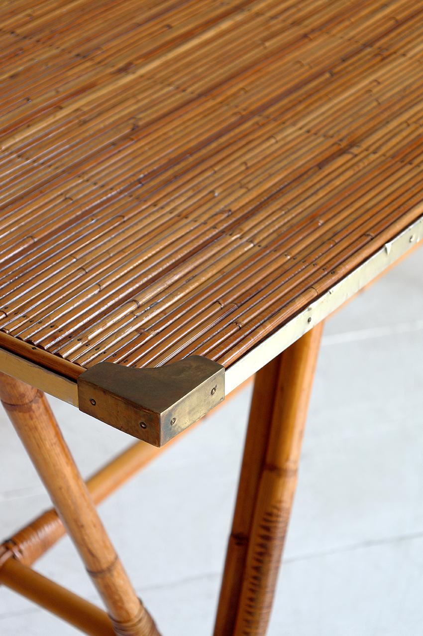 Français Table à écrire et à manger en bambou et laiton des années 1950
