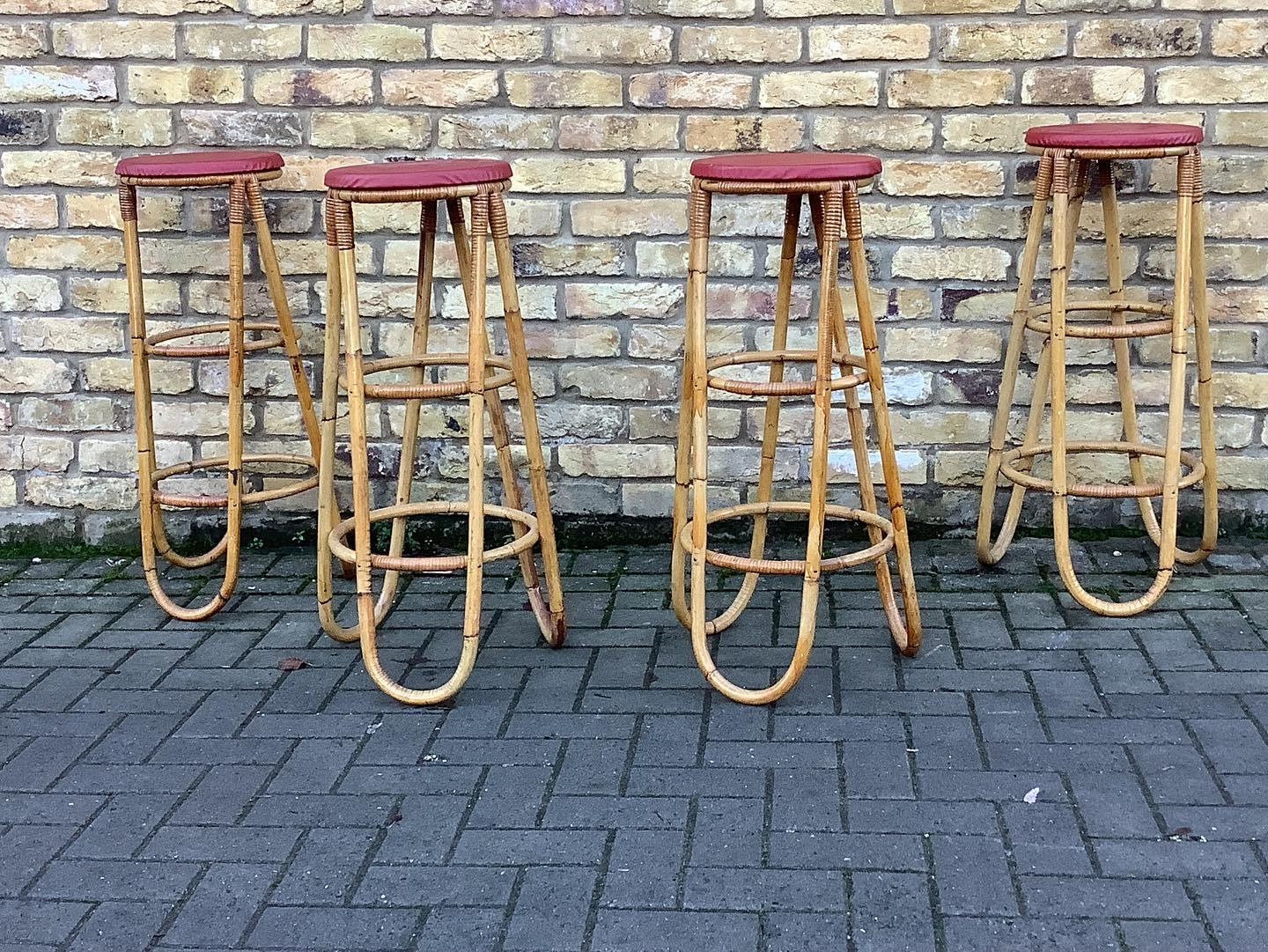 A set of four stylist bar stools with hair pin legs all in bamboo.
With drop in seats in red vinyl. French Late 1950’s early 1960.
Superb set.