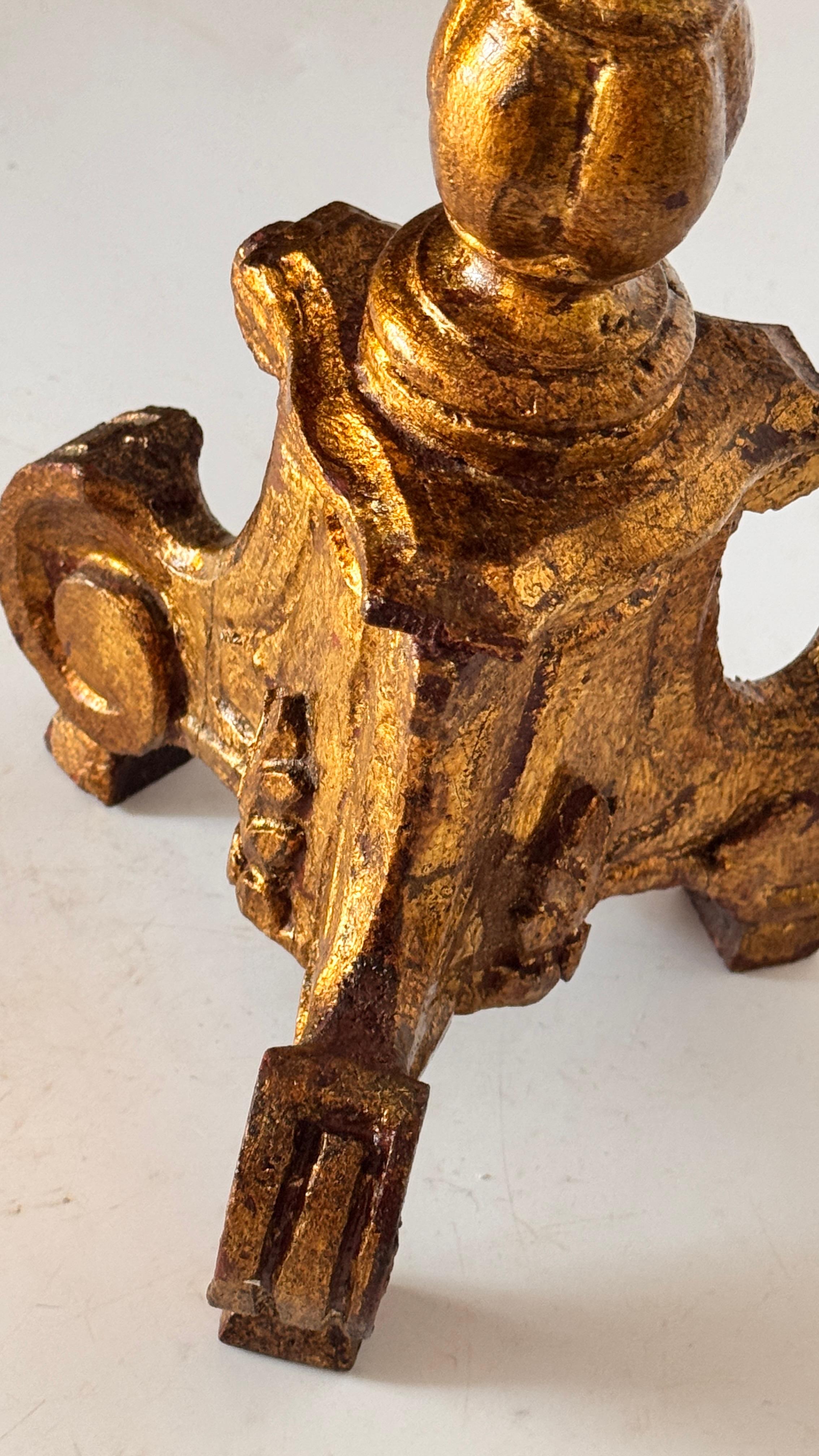 Lámpara de mesa de madera dorada barroca francesa de los años 50 - Iluminación decorativa esculpida en venta 4