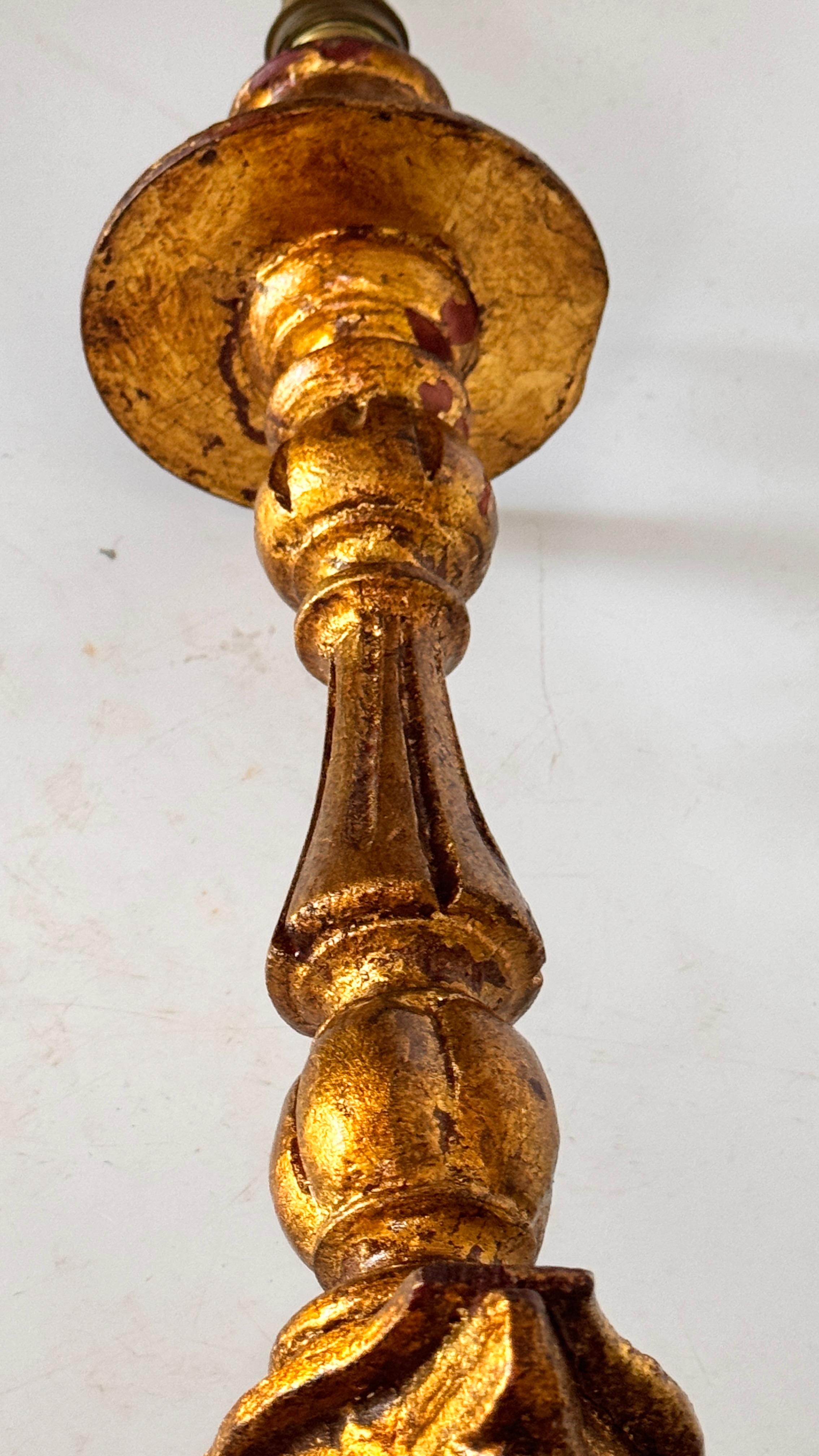Lámpara de mesa de madera dorada barroca francesa de los años 50 - Iluminación decorativa esculpida en venta 6
