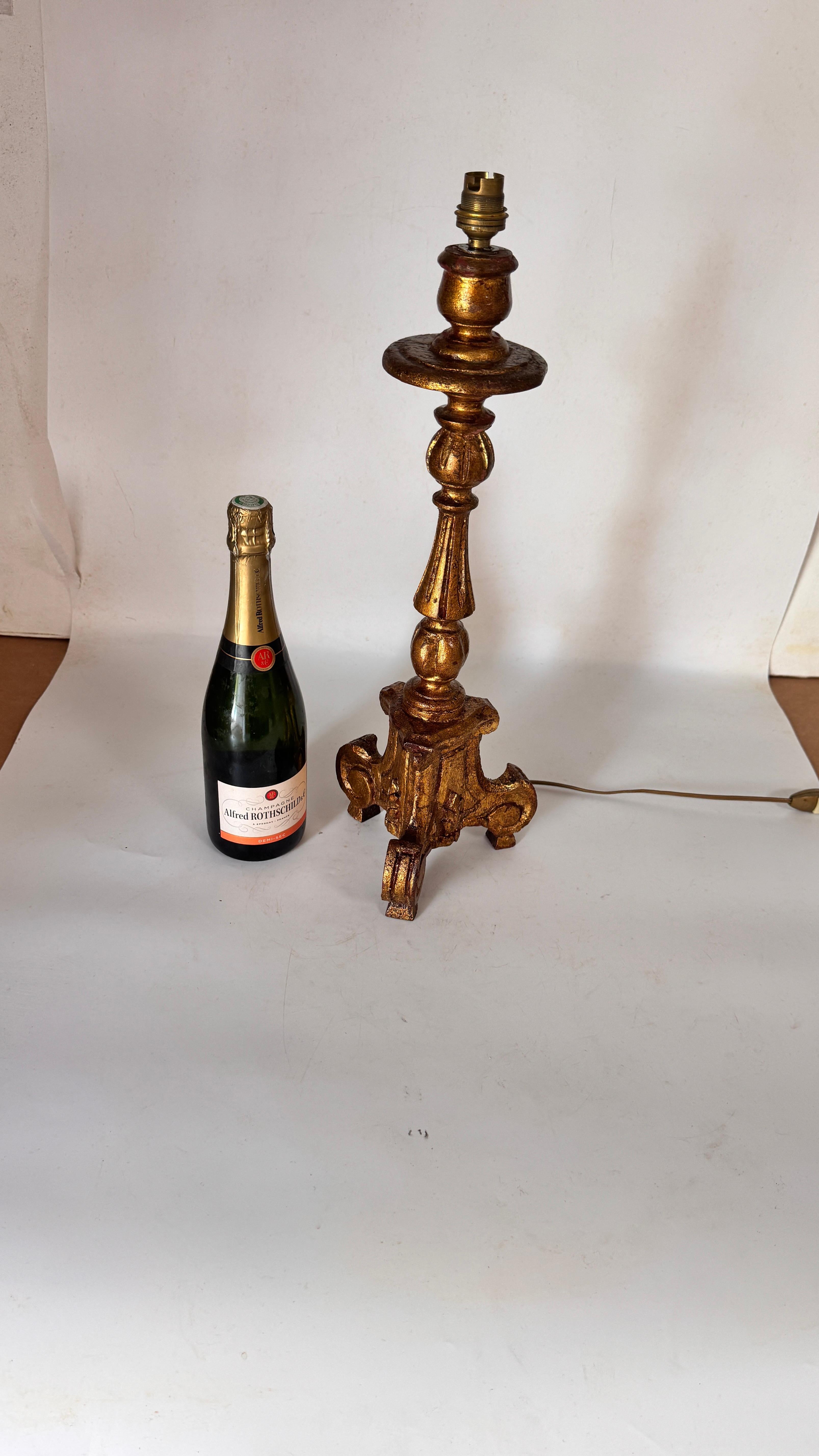 Lámpara de mesa de madera dorada barroca francesa de los años 50 - Iluminación decorativa esculpida

Descripción:
Esta elegante lámpara de sobremesa de los años 50 está fabricada en madera dorada y esculpida, y encarna el opulento estilo decorativo