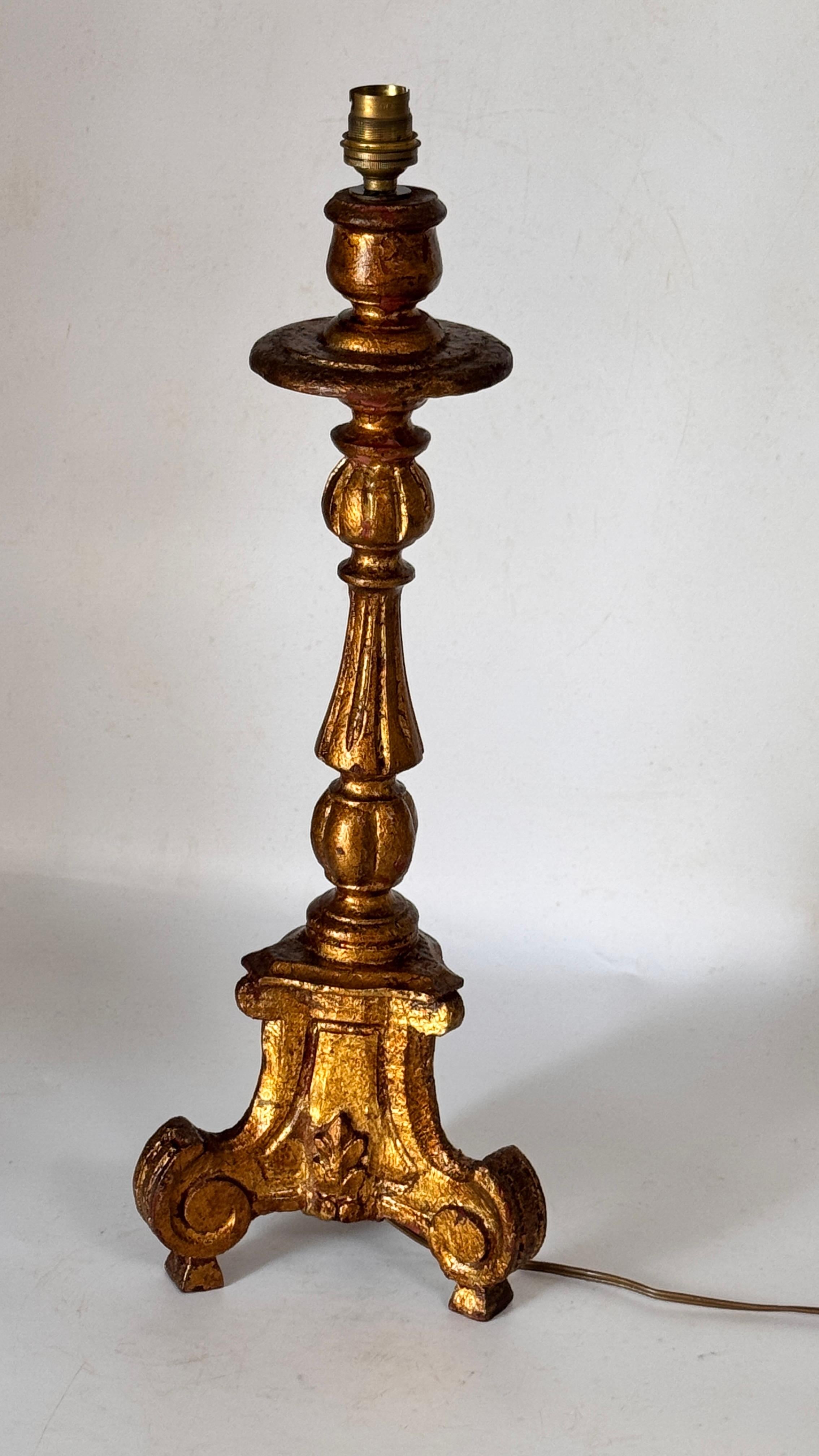 Lámpara de mesa de madera dorada barroca francesa de los años 50 - Iluminación decorativa esculpida Francés en venta