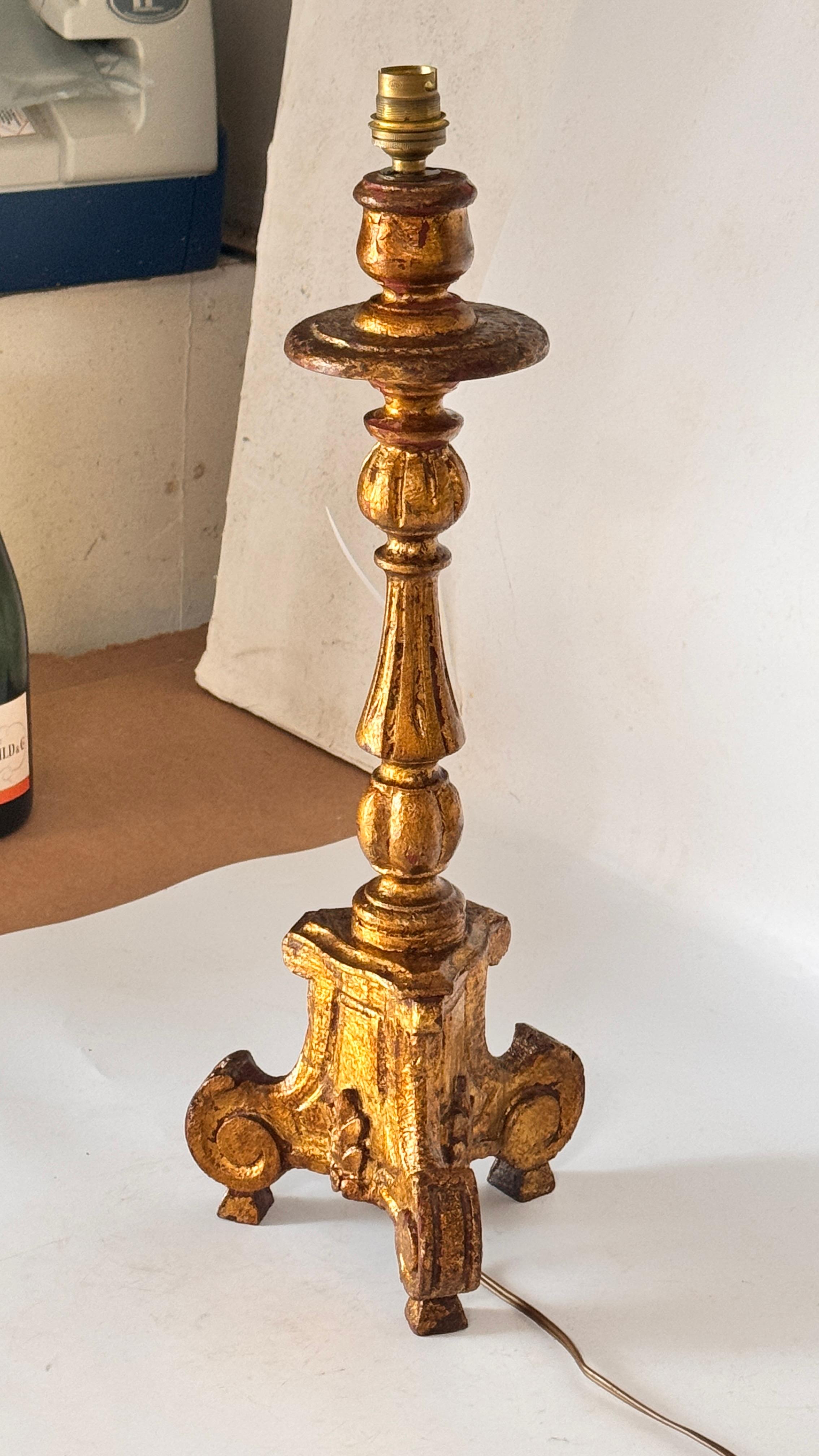 Lámpara de mesa de madera dorada barroca francesa de los años 50 - Iluminación decorativa esculpida siglo XX en venta