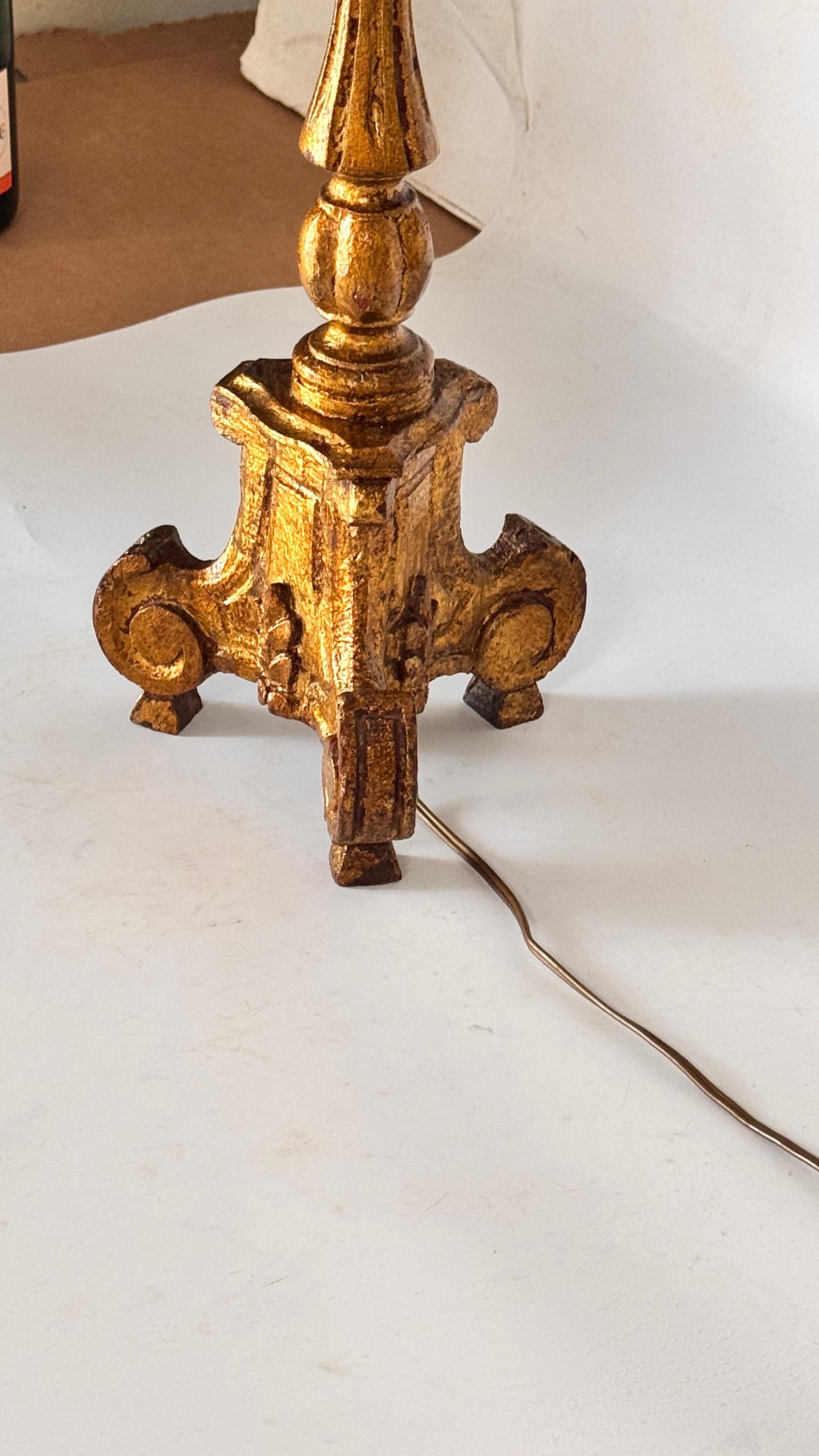 Lámpara de mesa de madera dorada barroca francesa de los años 50 - Iluminación decorativa esculpida Madera en venta