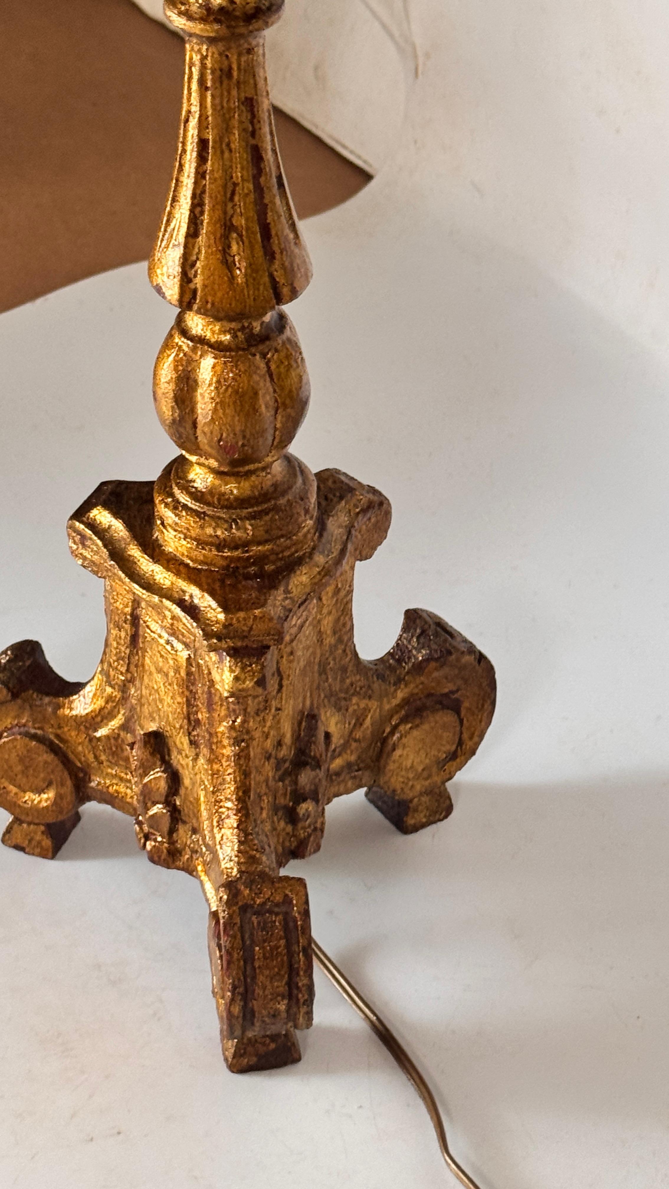 Lámpara de mesa de madera dorada barroca francesa de los años 50 - Iluminación decorativa esculpida en venta 1