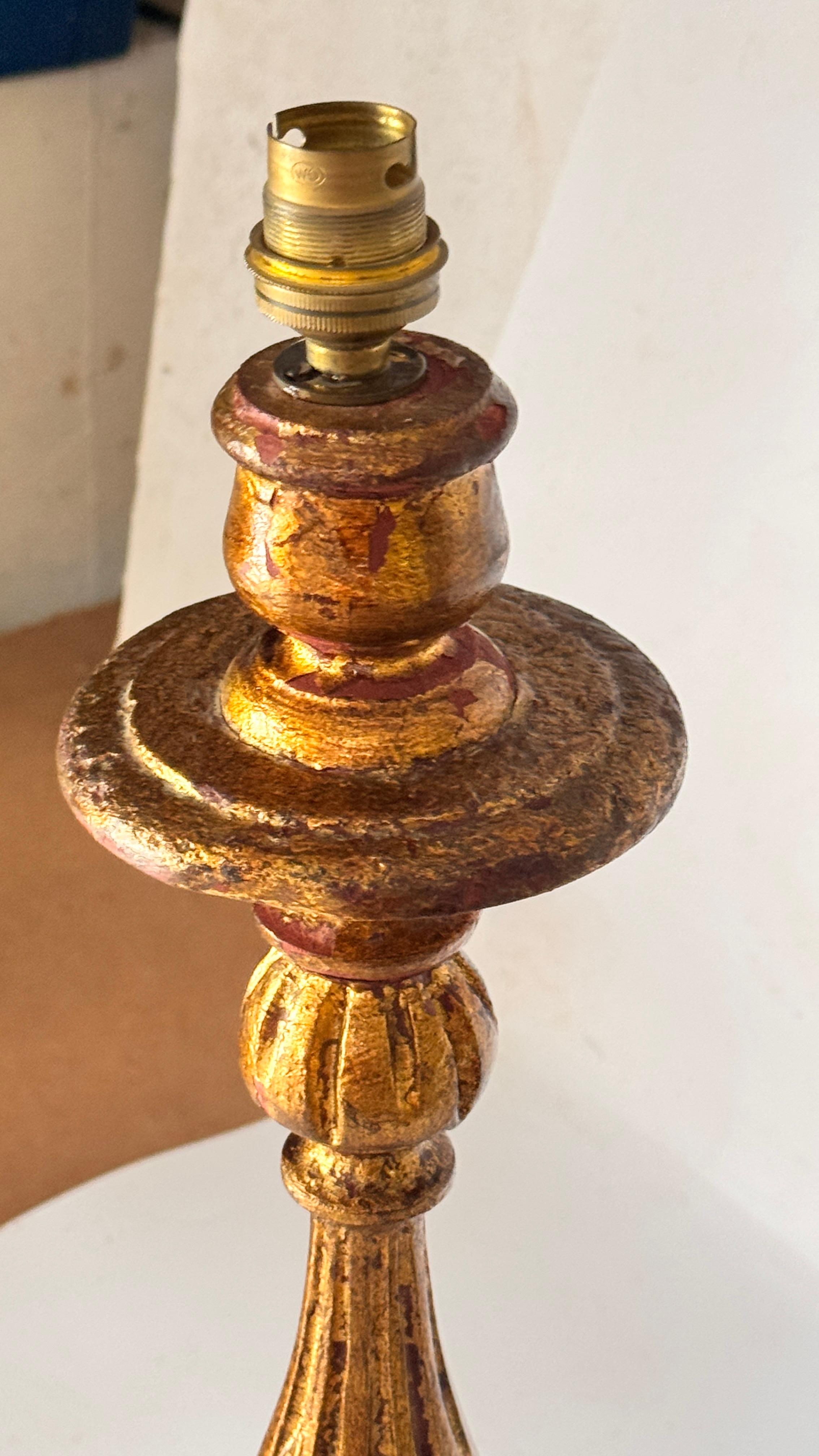 Lámpara de mesa de madera dorada barroca francesa de los años 50 - Iluminación decorativa esculpida en venta 2