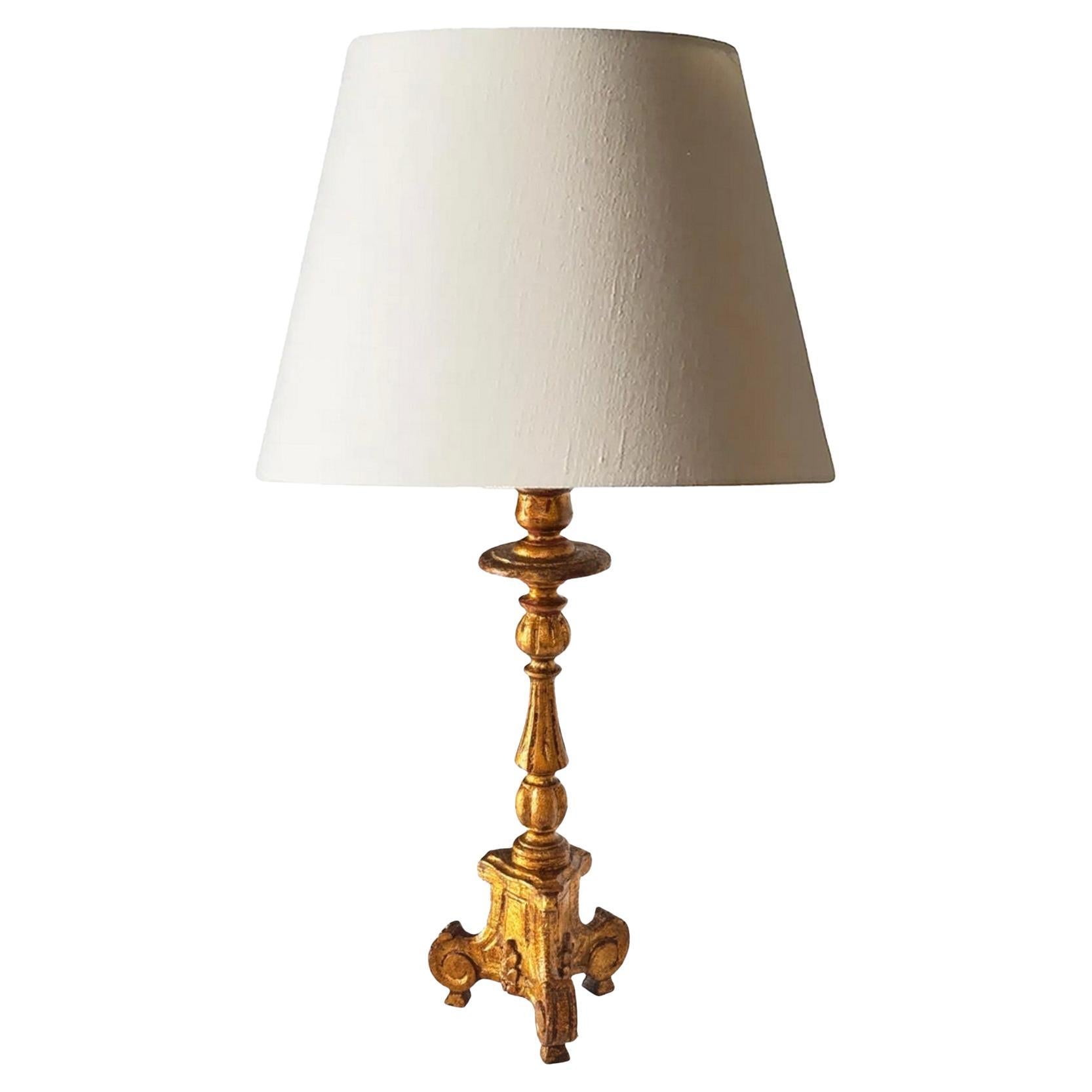 Lámpara de mesa de madera dorada barroca francesa de los años 50 - Iluminación decorativa esculpida en venta
