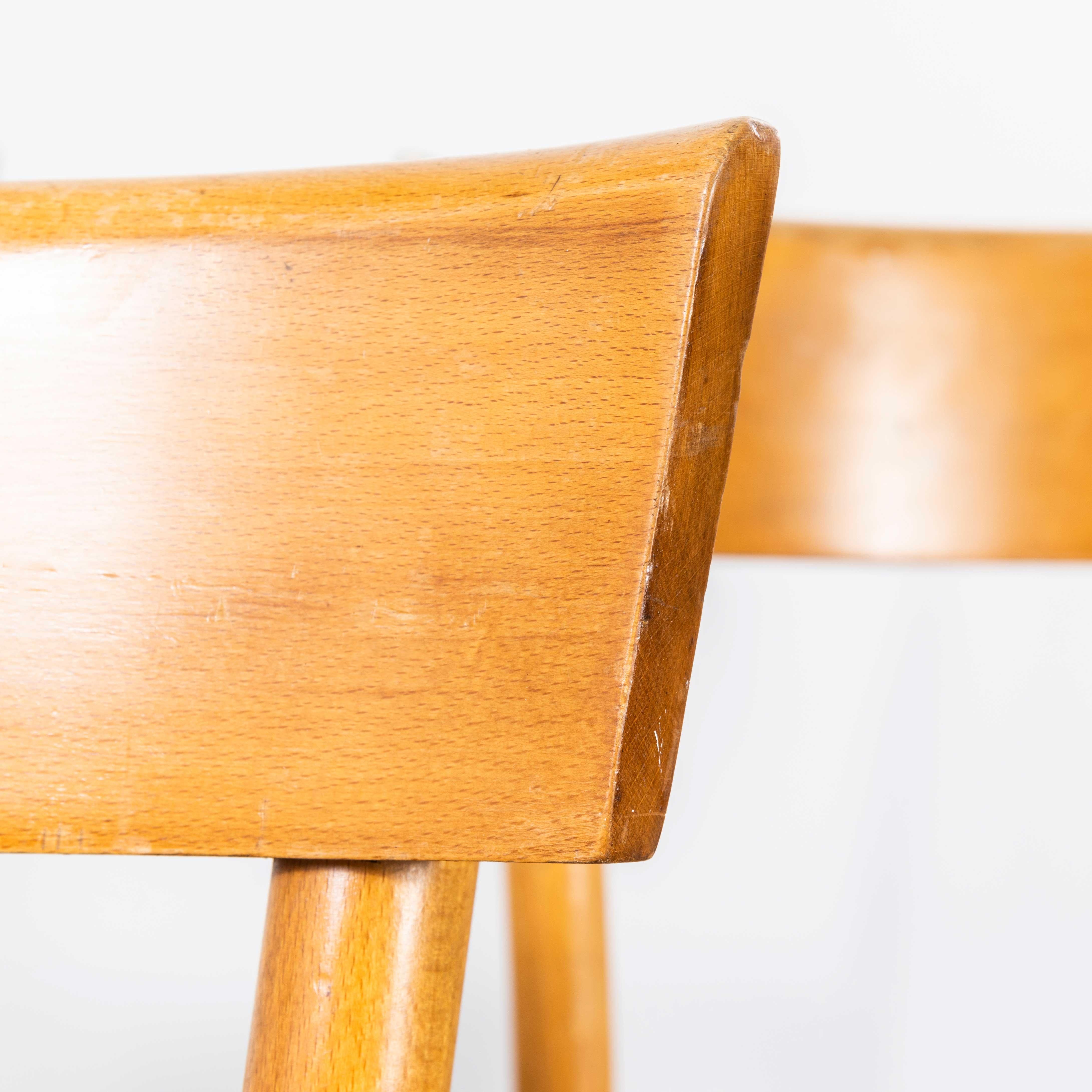 Milieu du XXe siècle Ensemble de vingt-deux chaises Baumann françaises des années 1950 à dossier en bois courbé blond en vente