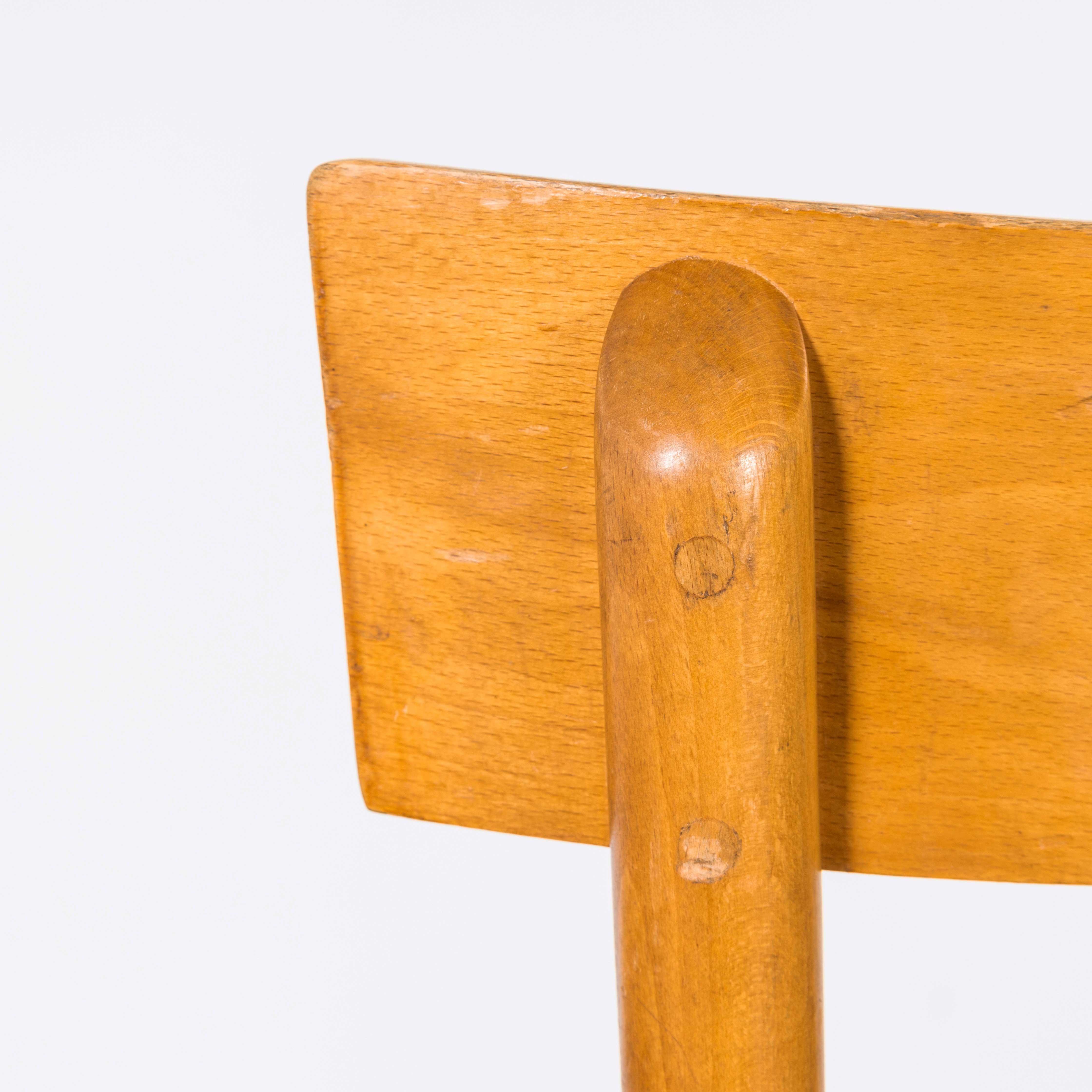 Bois cintré Ensemble de vingt-deux chaises Baumann françaises des années 1950 à dossier en bois courbé blond en vente