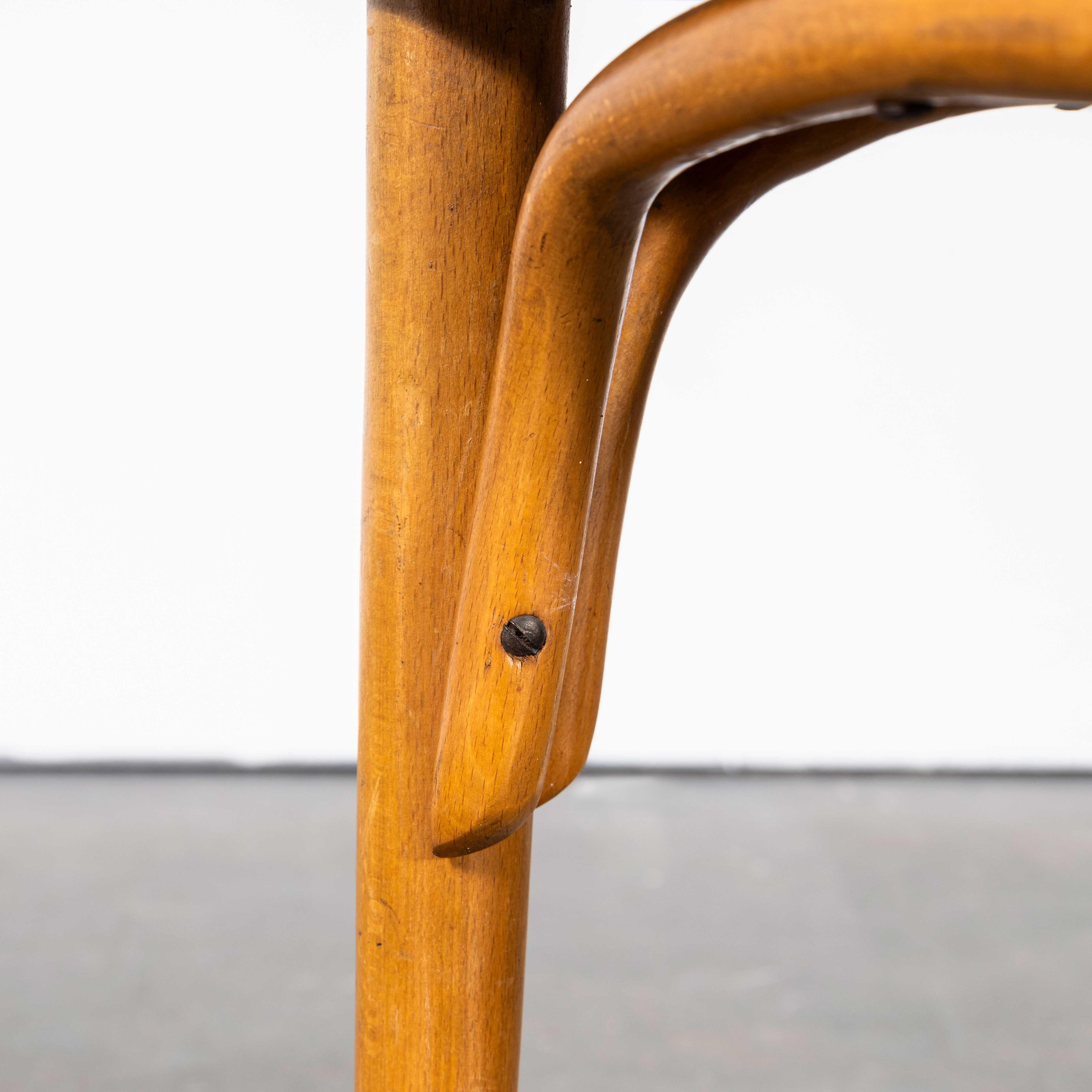 Ensemble de vingt-deux chaises Baumann françaises des années 1950 à dossier en bois courbé blond en vente 1
