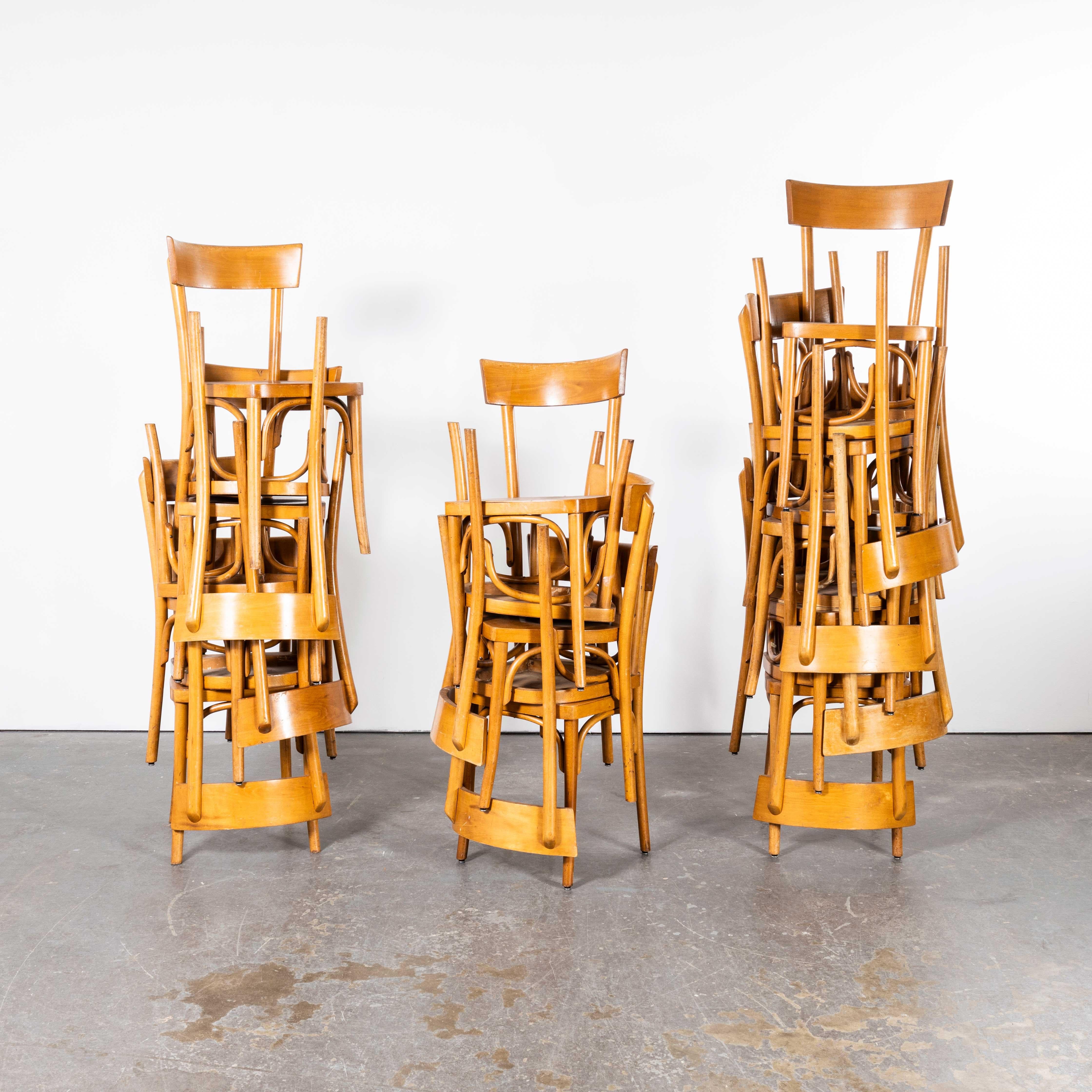 Ensemble de vingt-deux chaises Baumann françaises des années 1950 à dossier en bois courbé blond en vente 3