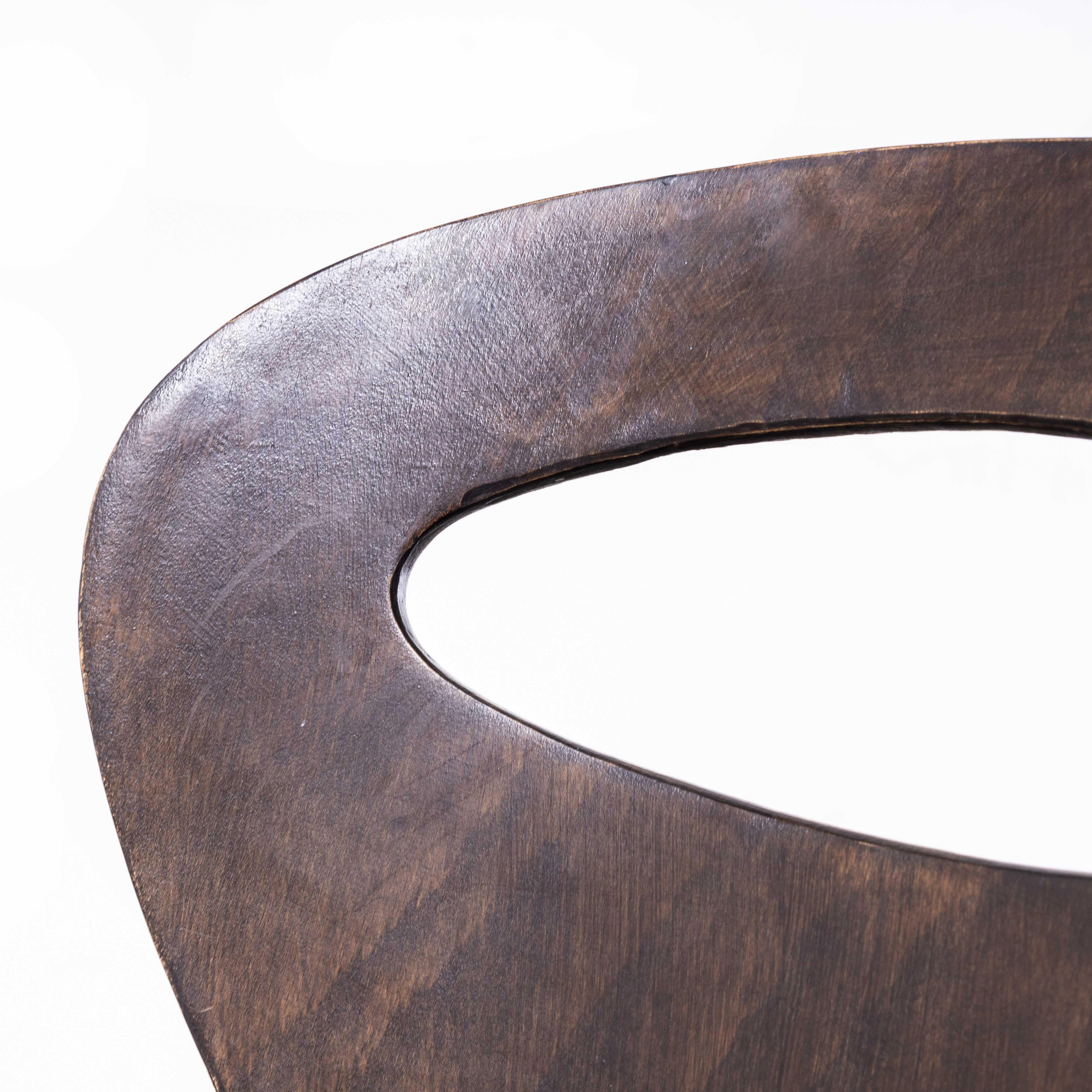 Chaise de salle à manger Fourmi en noyer foncé Baumann des années 1950 - Ensemble de six chaises
Chaise de salle à manger Fourmi en noyer foncé de Baumann des années 1950 - Ensemble de six. Baumann est un producteur français un peu à l'écart des